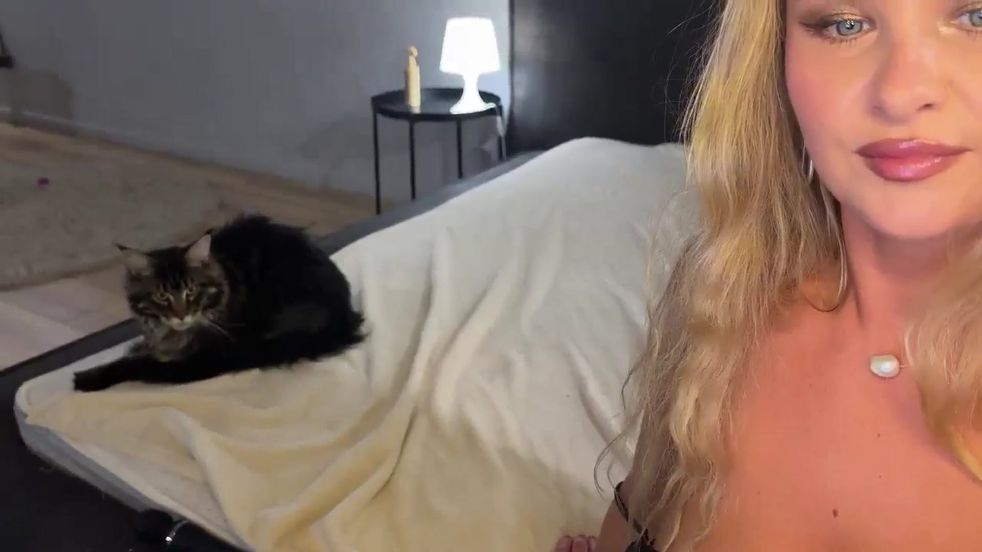 Gallery image thumbnail from F_L_E_U_R's myfreecams stream on, 06/10/2025, 01:38 image 6 of 20