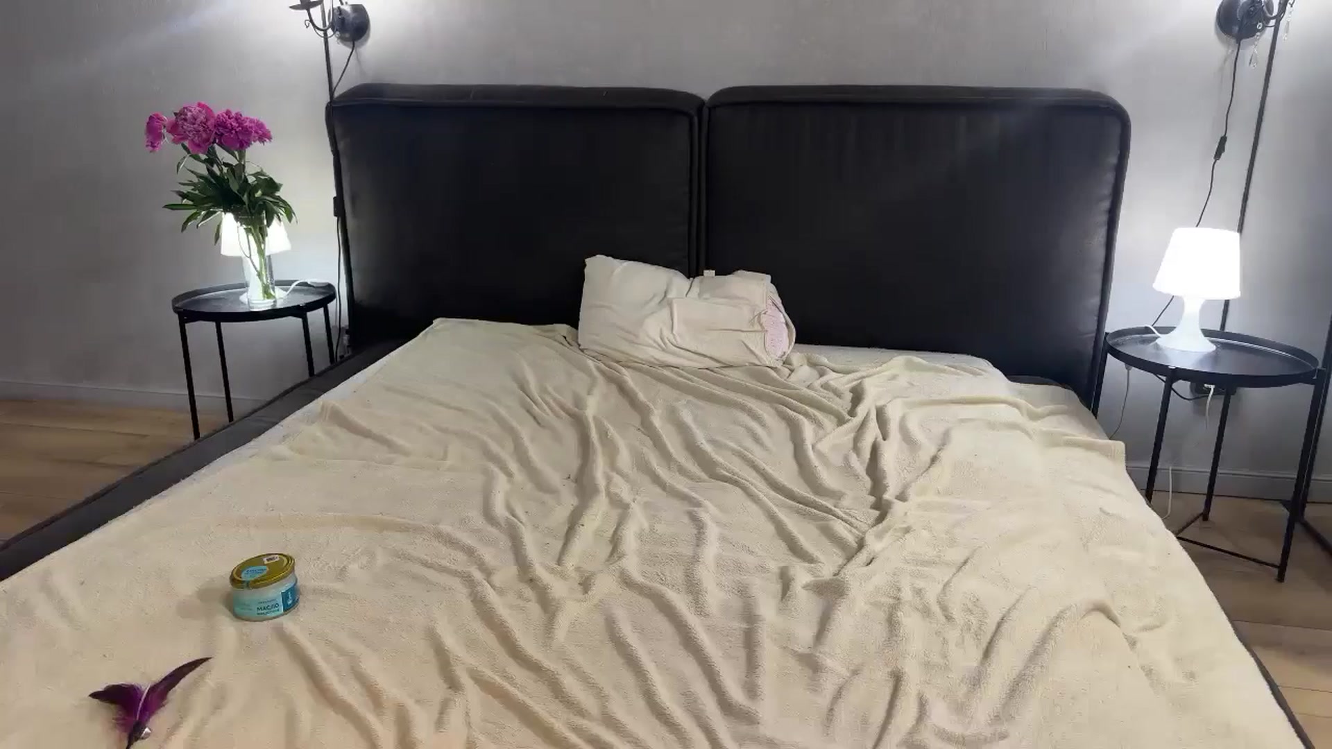 Gallery image thumbnail from F_L_E_U_R's myfreecams stream on, 06/18/2025, 01:35 image 14 of 20