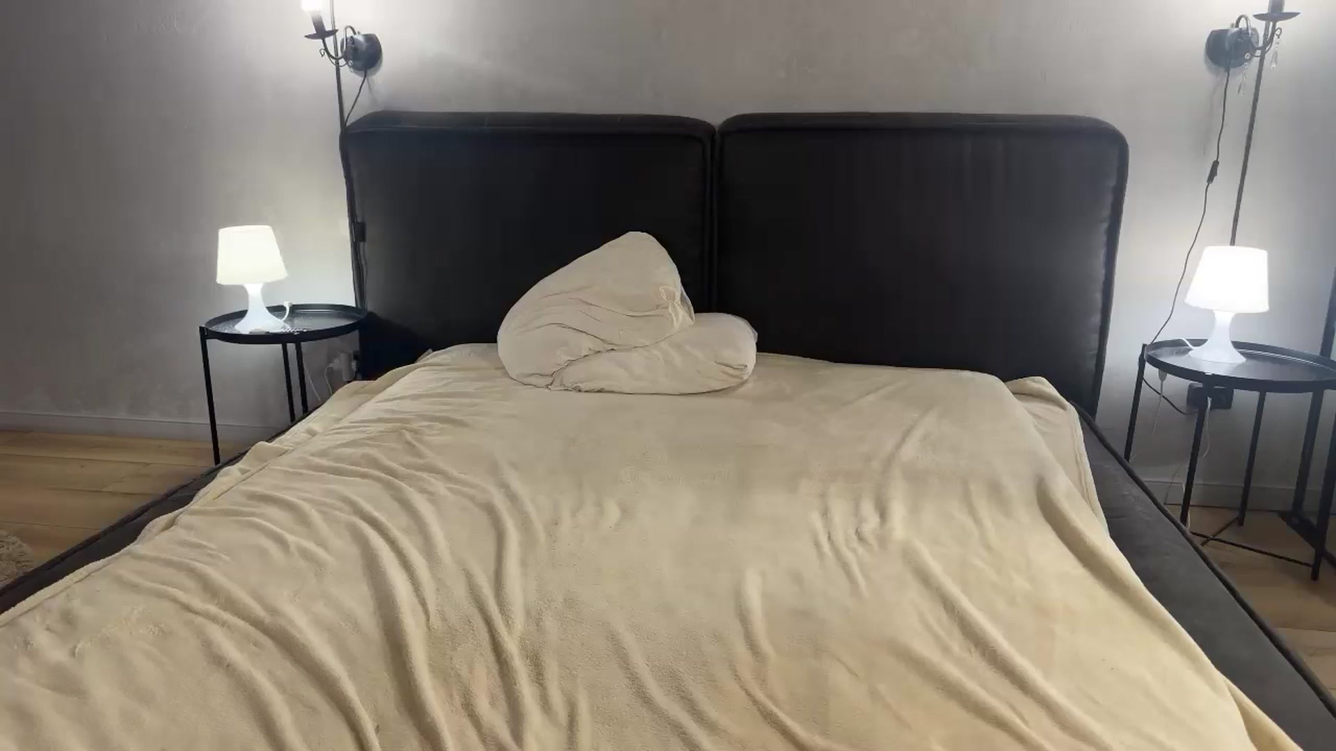 Gallery image thumbnail from F_L_E_U_R's myfreecams stream on, 06/19/2025, 24:46 image 11 of 20