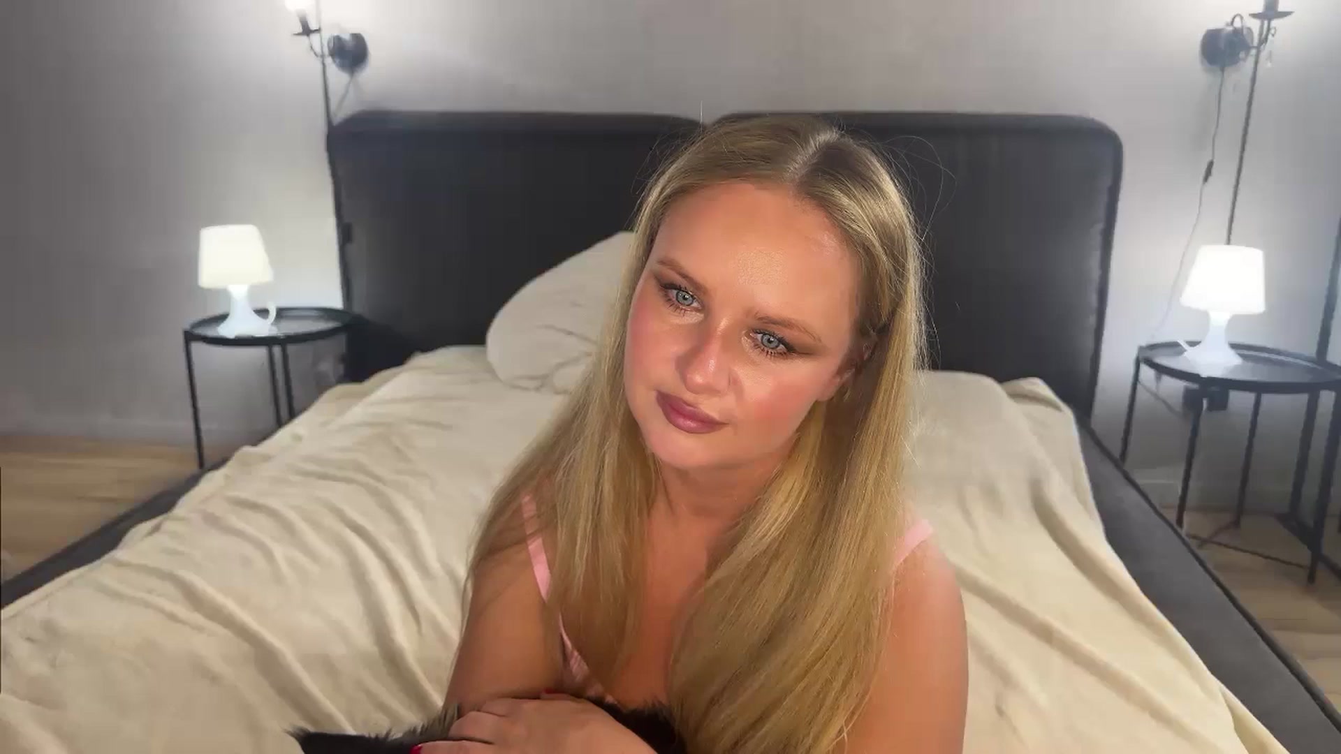 Gallery image thumbnail from F_L_E_U_R's myfreecams stream on, 06/19/2025, 24:46 image 19 of 20