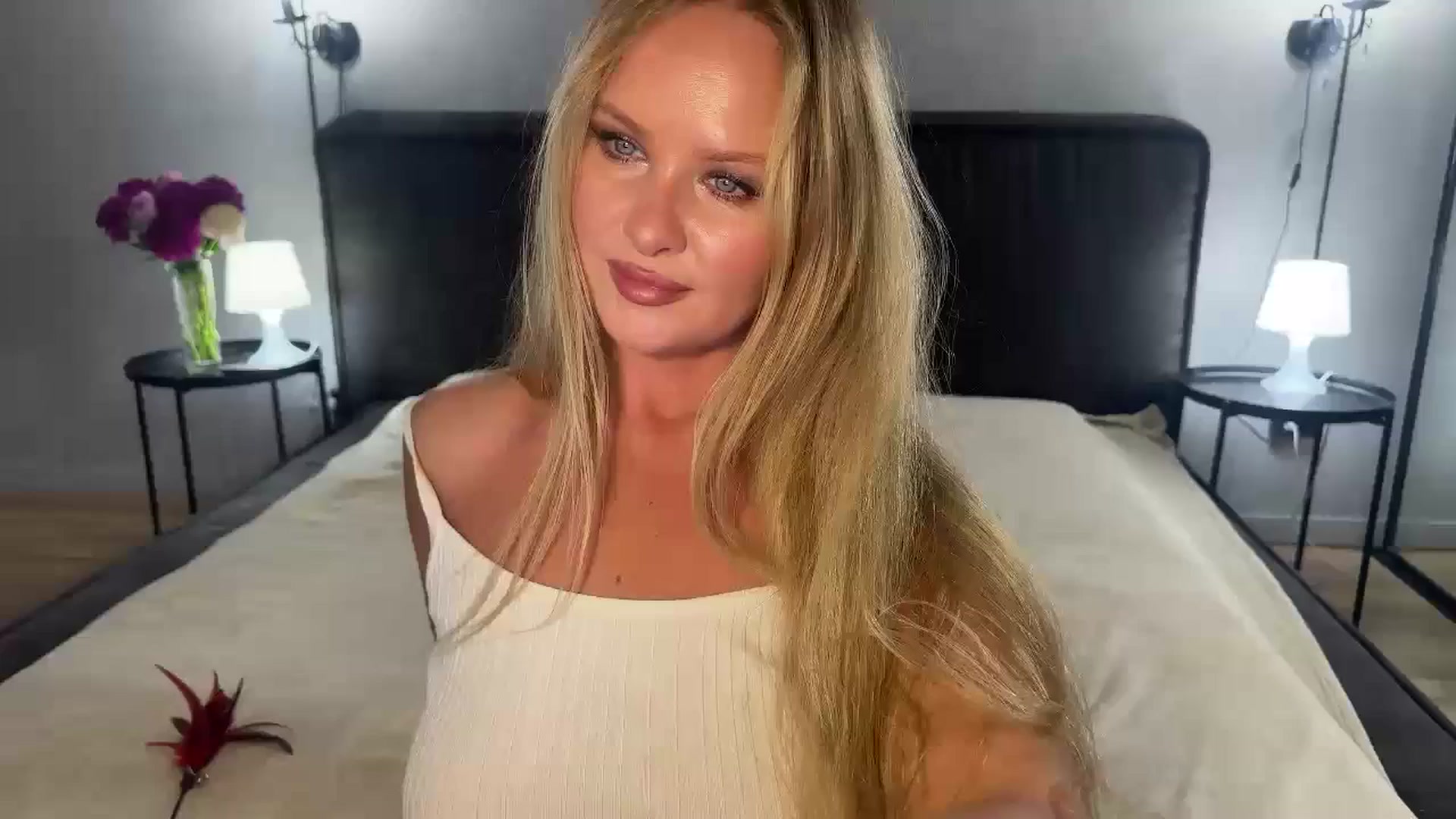 Gallery image thumbnail from F_L_E_U_R's myfreecams stream on, 06/24/2025, 01:26 image 10 of 20