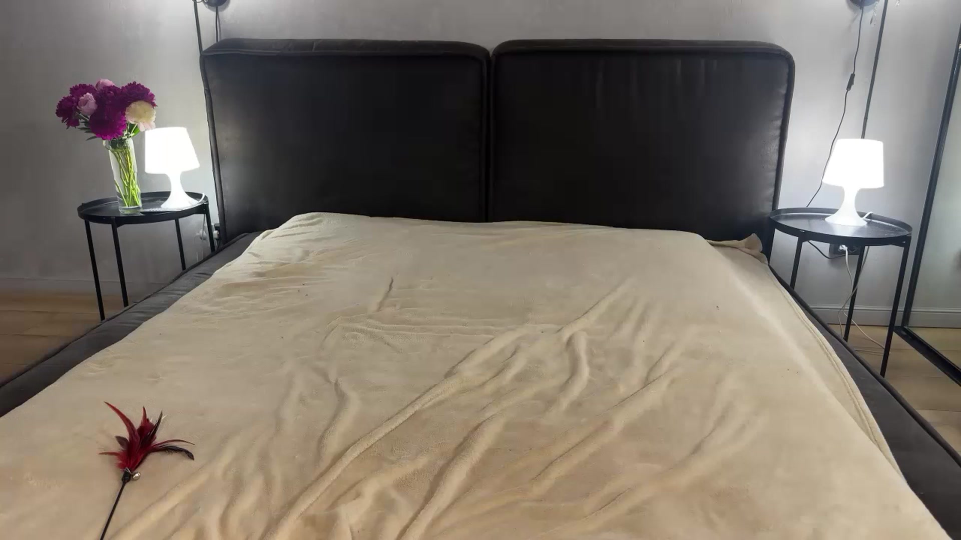 Gallery image thumbnail from F_L_E_U_R's myfreecams stream on, 06/24/2025, 01:26 image 12 of 20