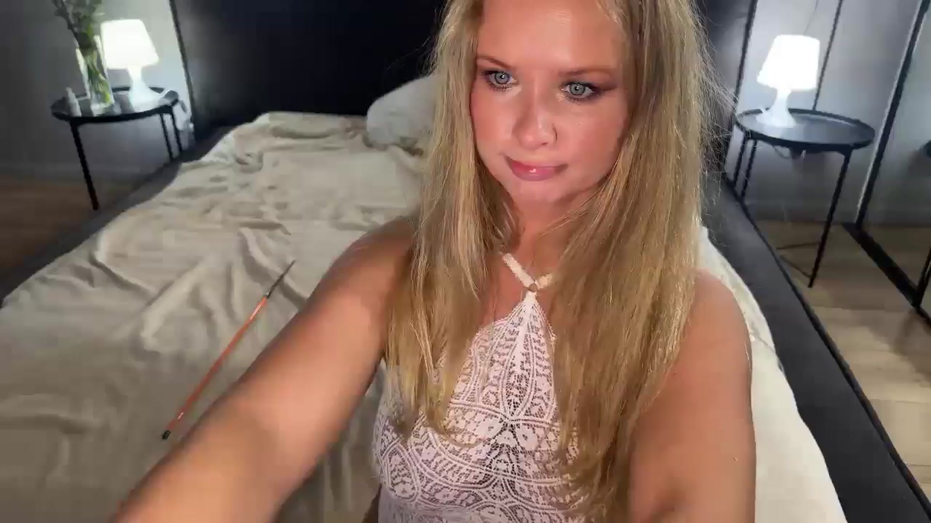 Gallery image thumbnail from F_L_E_U_R's myfreecams stream on, 08/20/2025, 04:08 image 19 of 20
