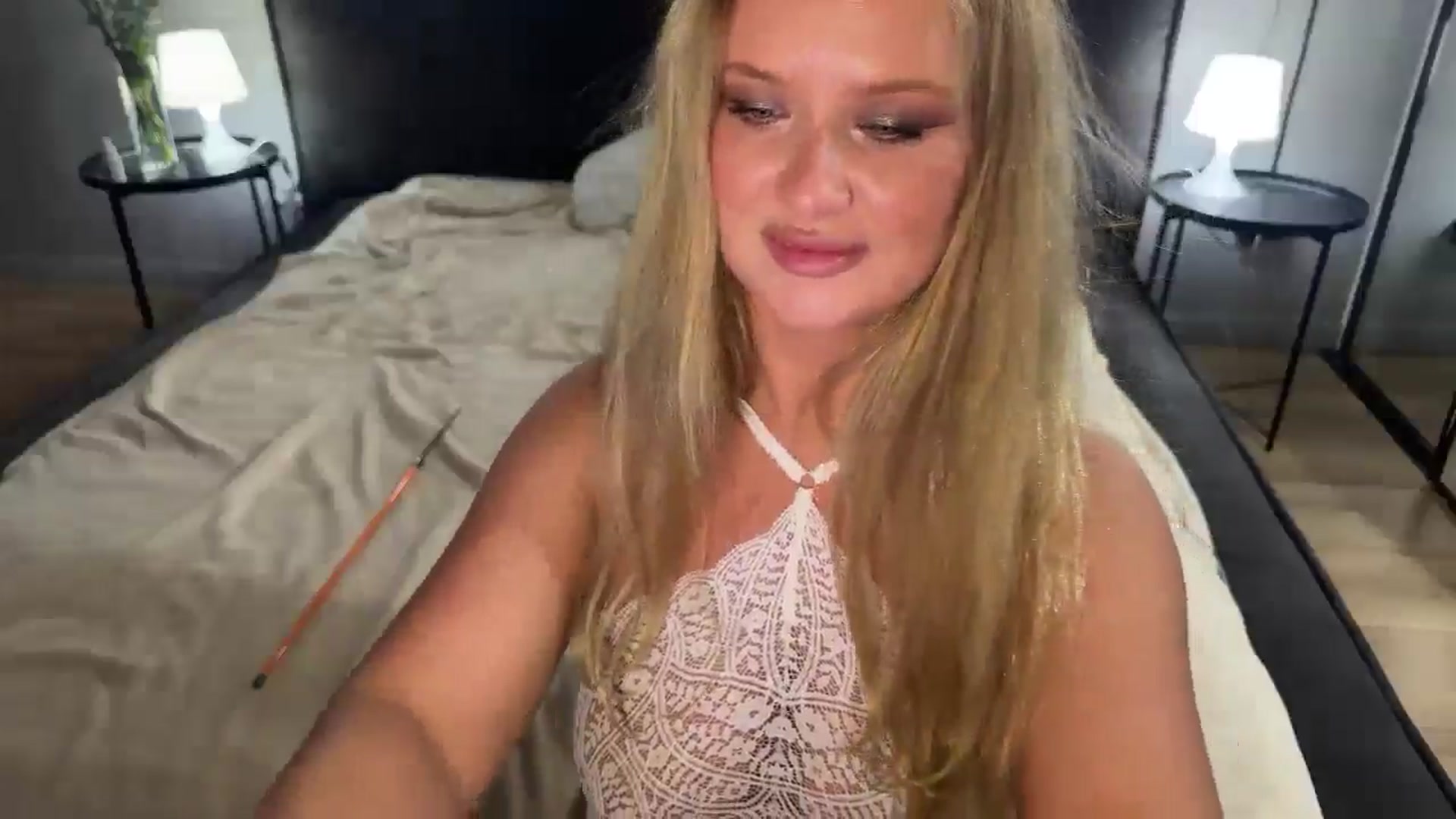 Gallery image thumbnail from F_L_E_U_R's myfreecams stream on, 08/20/2025, 04:08 image 17 of 20