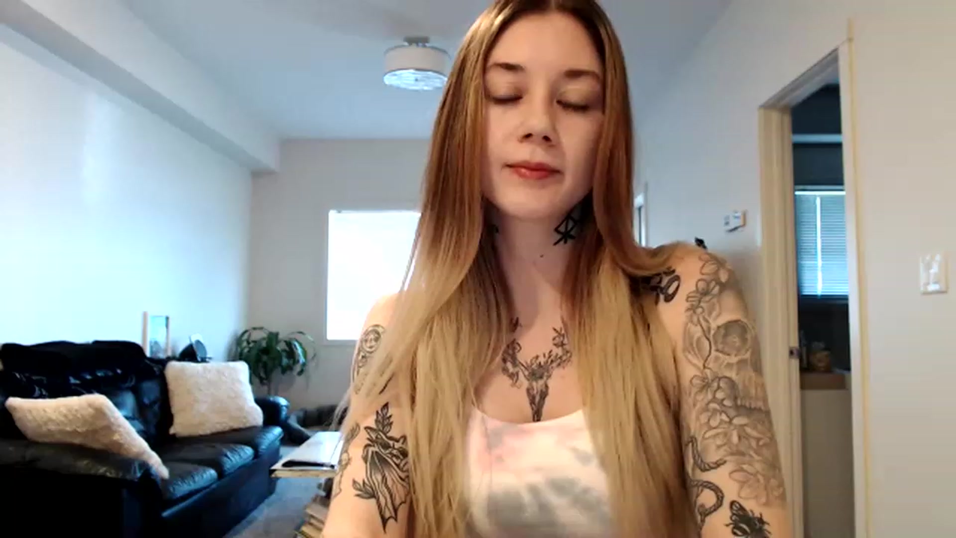 Gallery image thumbnail from Faerrie_'s myfreecams stream on, 04/27/2023, 22:57 image 14 of 20