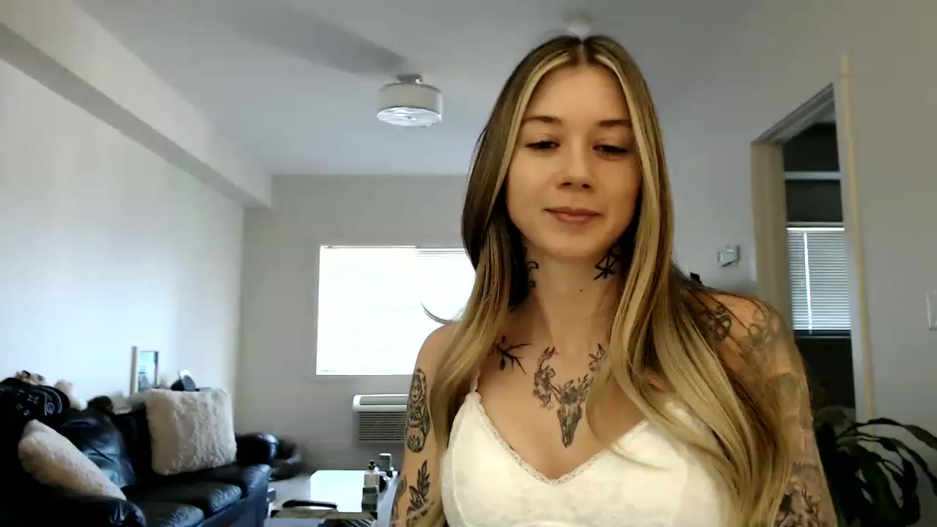 Gallery image thumbnail from Faerrie_'s myfreecams stream on, 07/19/2023, 21:31 image 6 of 20