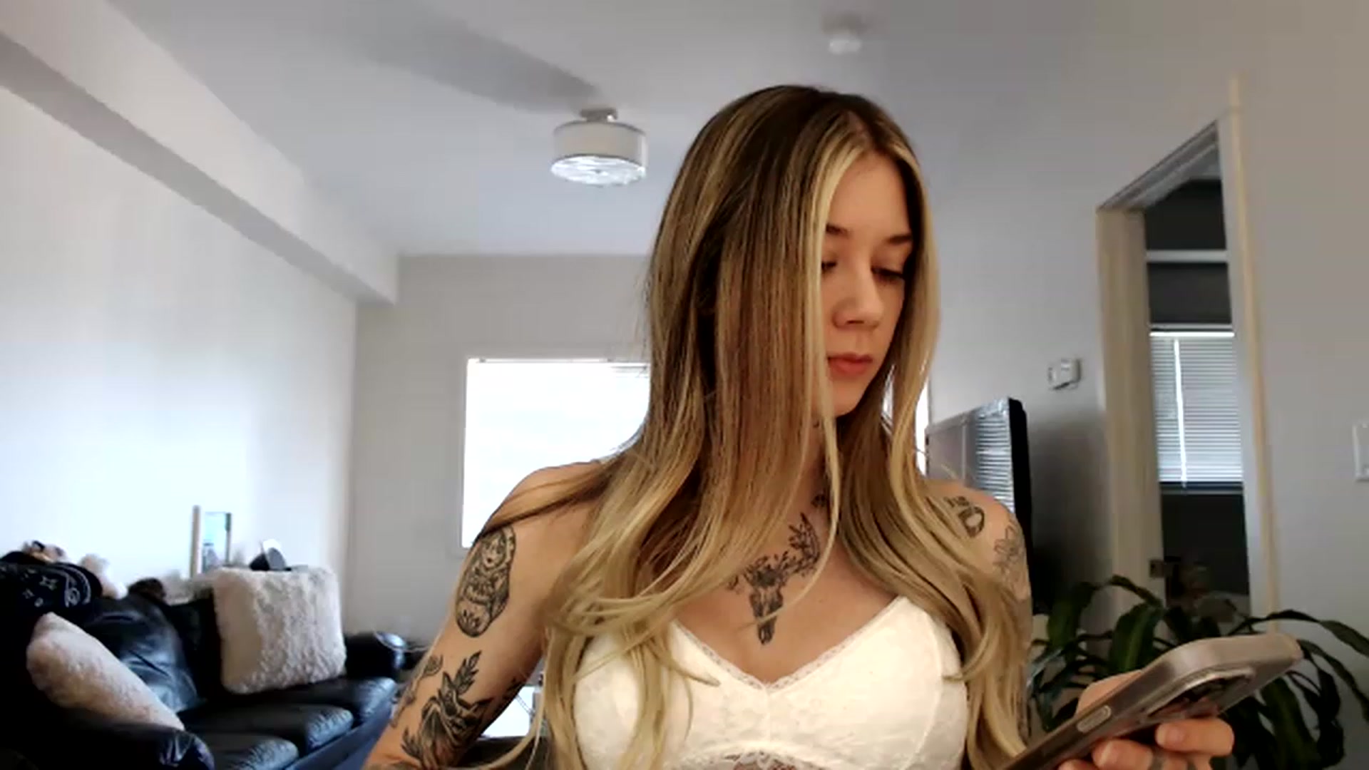 Gallery image thumbnail from Faerrie_'s myfreecams stream on, 07/19/2023, 21:31 image 2 of 20