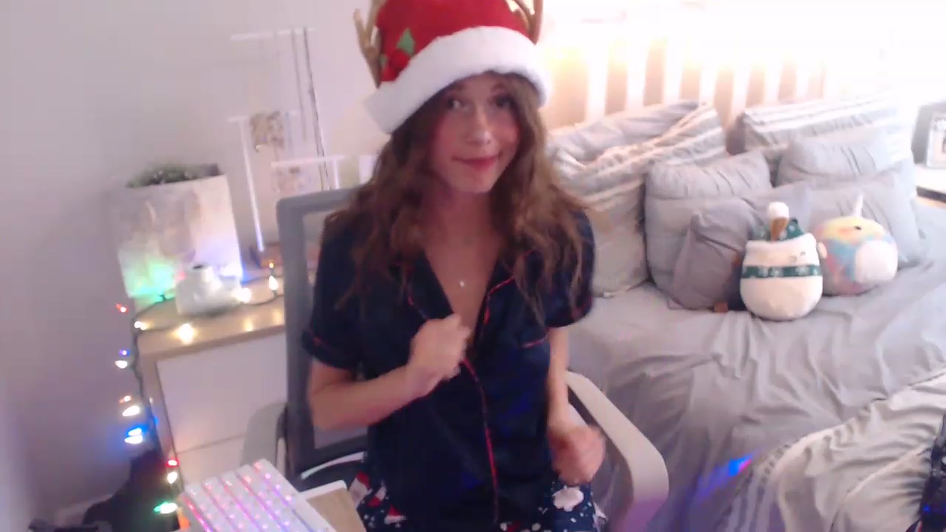Gallery image thumbnail from Faeryfawn's myfreecams stream on, 12/01/2022, 22:07 image 7 of 20