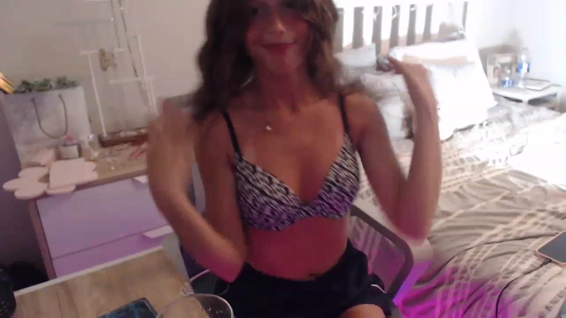 Gallery image thumbnail from Faeryfawn's myfreecams stream on, 04/08/2023, 22:33 image 19 of 20