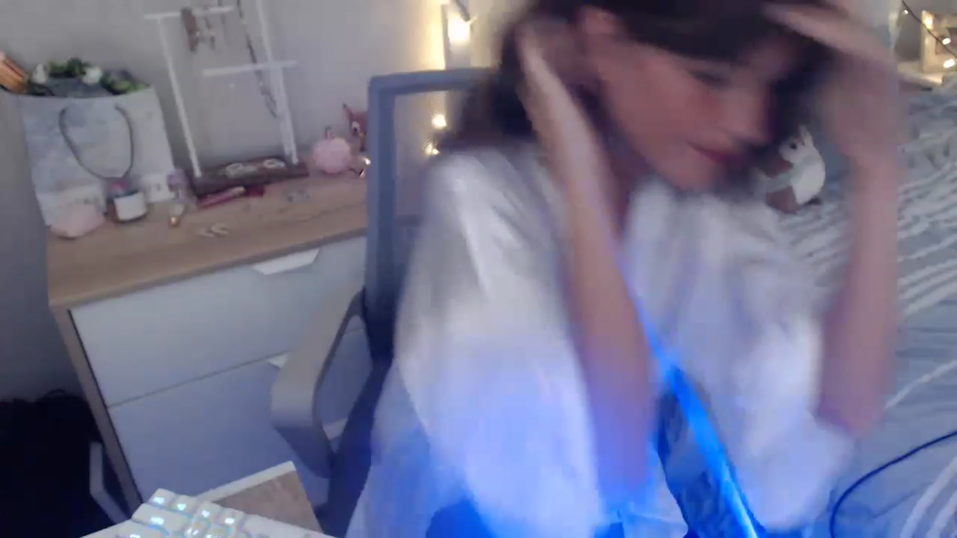 Gallery image thumbnail from Faeryfawn's myfreecams stream on, 04/11/2023, 23:34 image 16 of 20