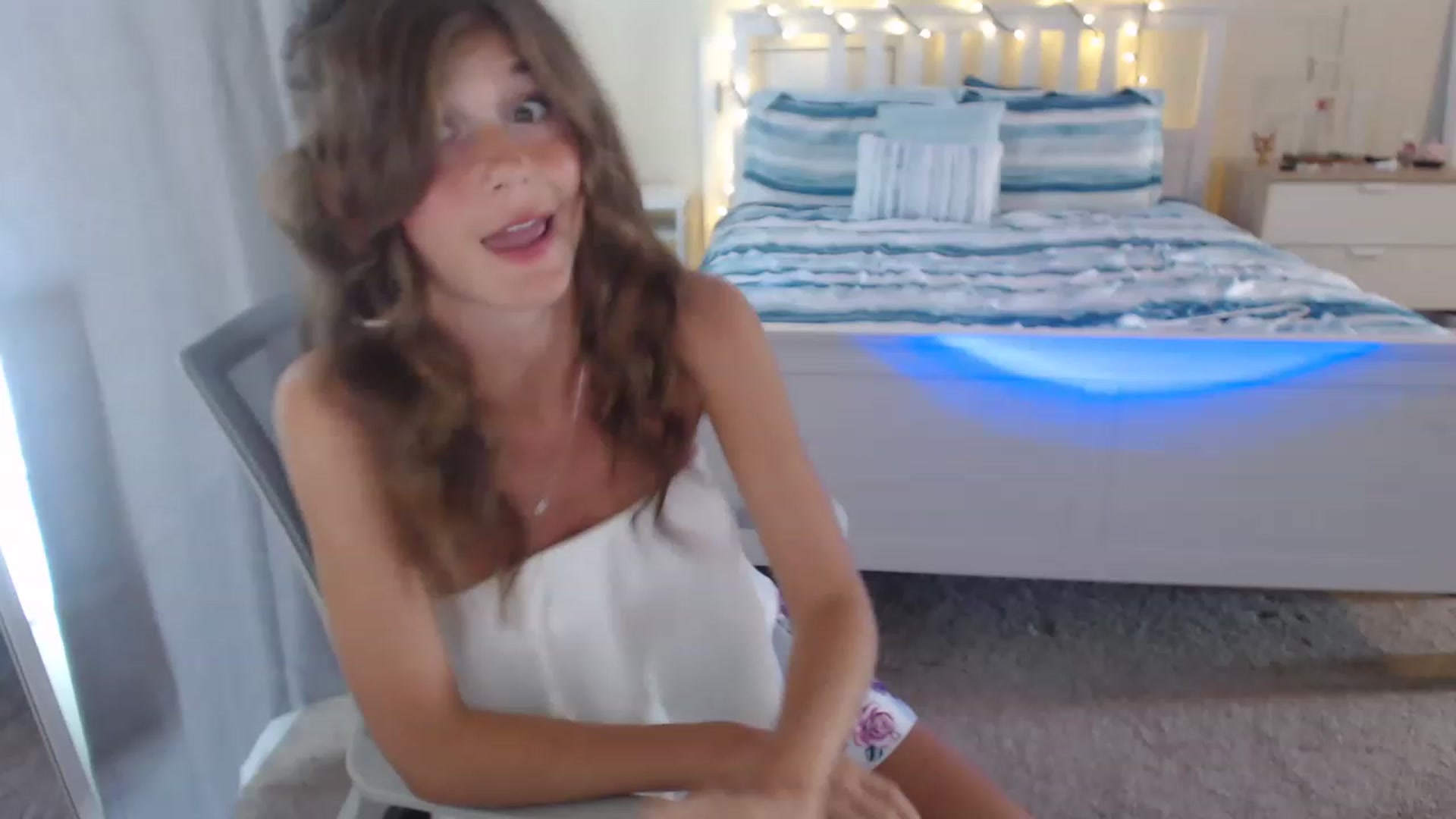 Gallery image thumbnail from Faeryfawn's myfreecams stream on, 08/10/2023, 20:00 image 15 of 20