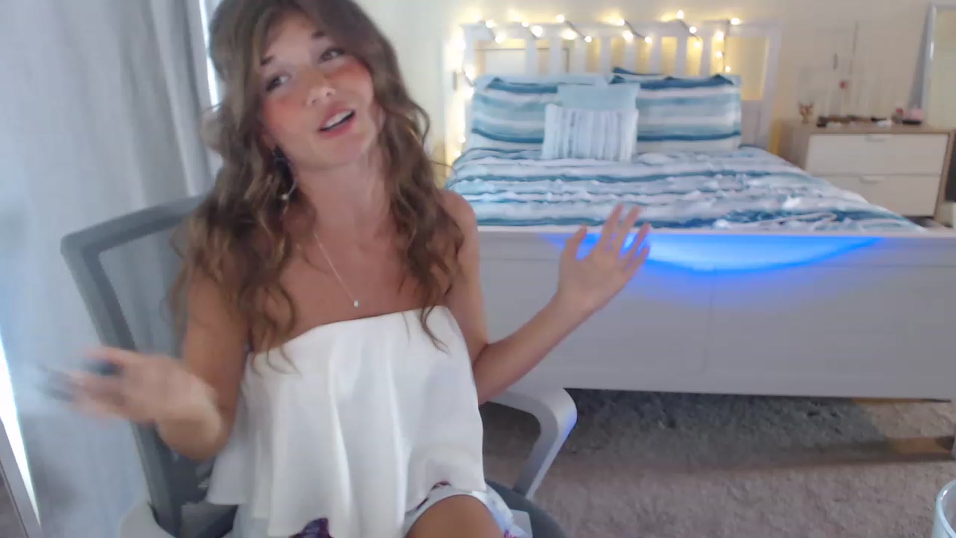 Gallery image thumbnail from Faeryfawn's myfreecams stream on, 08/10/2023, 20:00 image 20 of 20