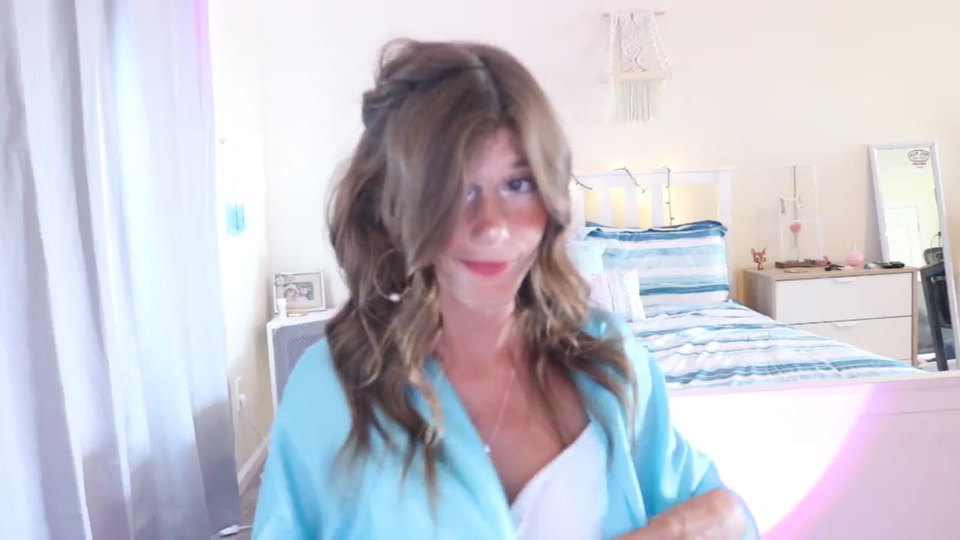 Gallery image thumbnail from Faeryfawn's myfreecams stream on, 08/17/2023, 22:01 image 15 of 20