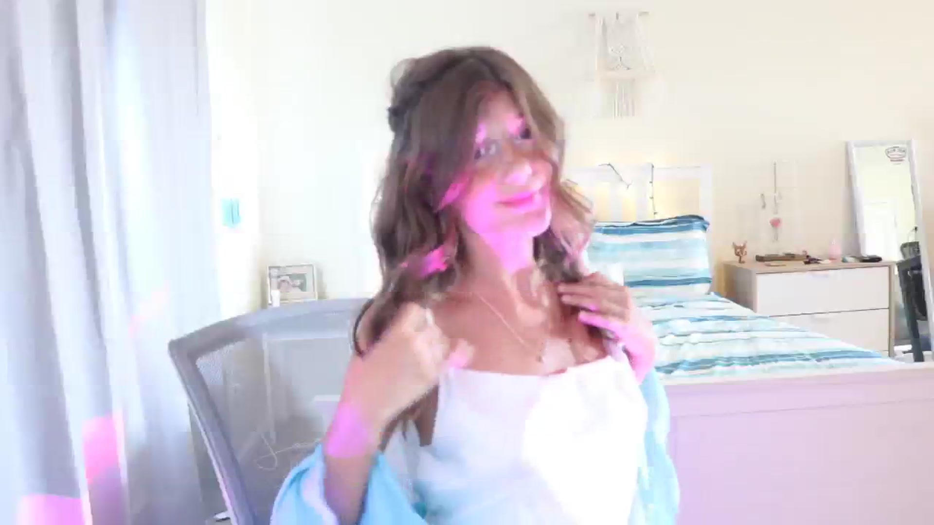Gallery image thumbnail from Faeryfawn's myfreecams stream on, 08/17/2023, 22:01 image 3 of 20