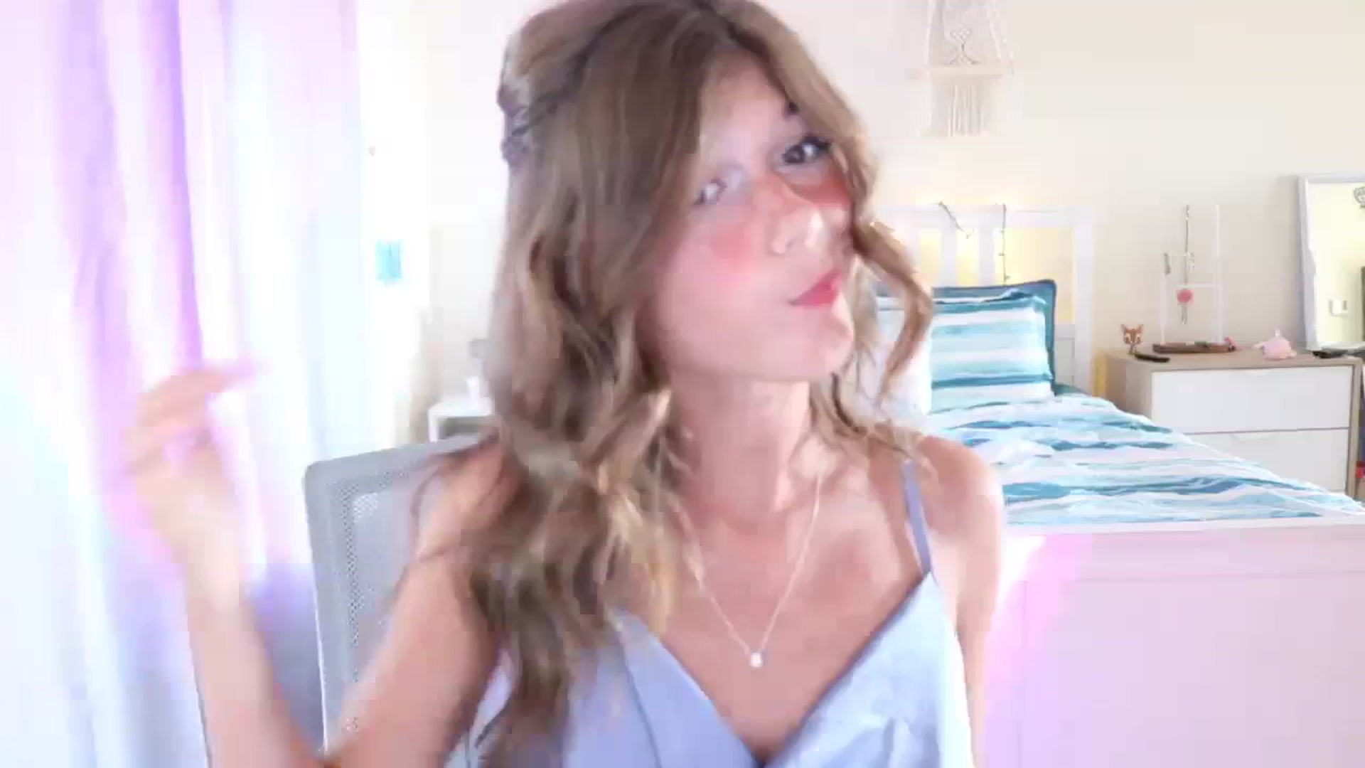 Gallery image thumbnail from Faeryfawn's myfreecams stream on, 08/19/2023, 22:53 image 15 of 20