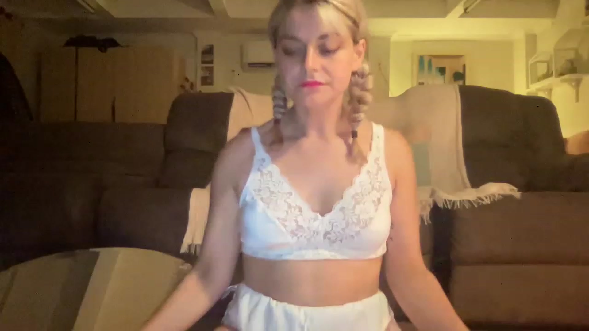 Gallery image thumbnail from FairyFlossy's myfreecams stream on, 12/21/2022, 11:49 image 18 of 20