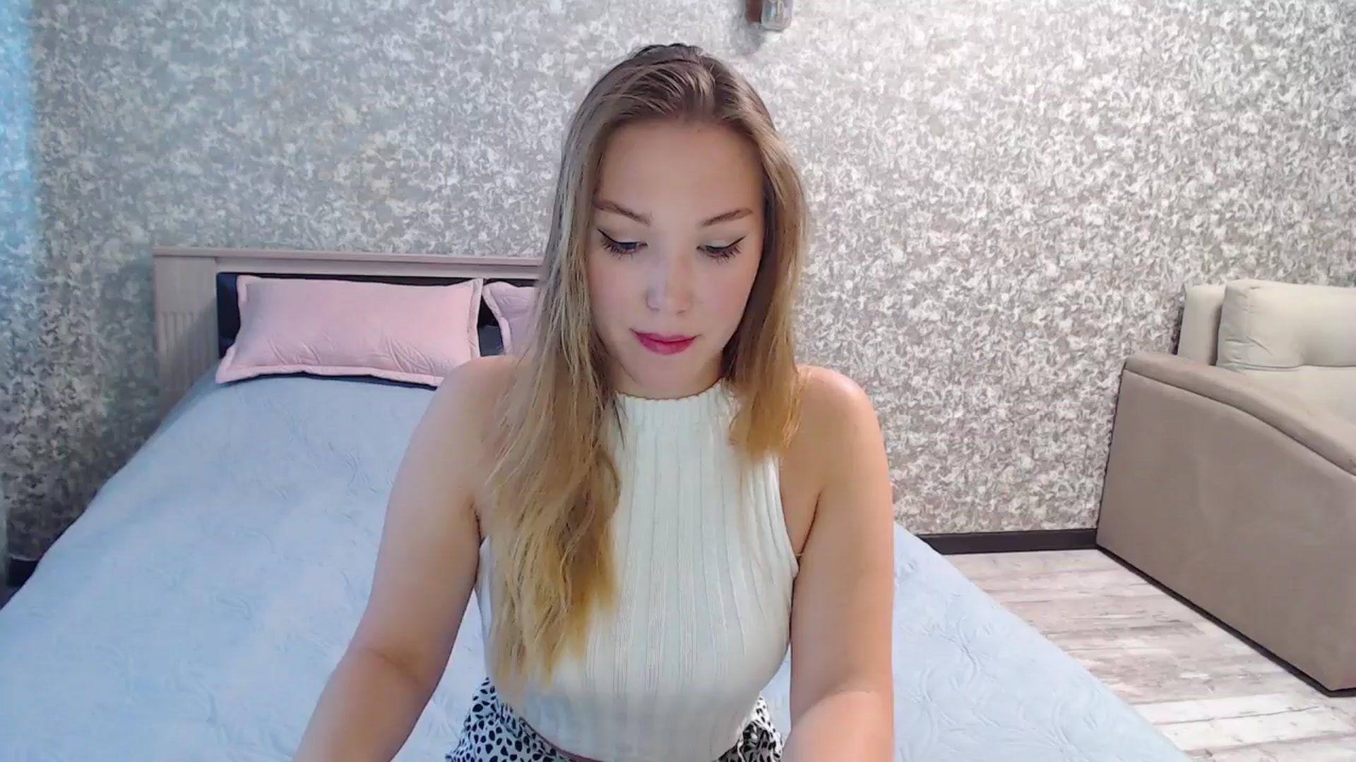 Gallery image thumbnail from Fairy_Moon1's myfreecams stream on, 06/17/2025, 06:17 image 16 of 20