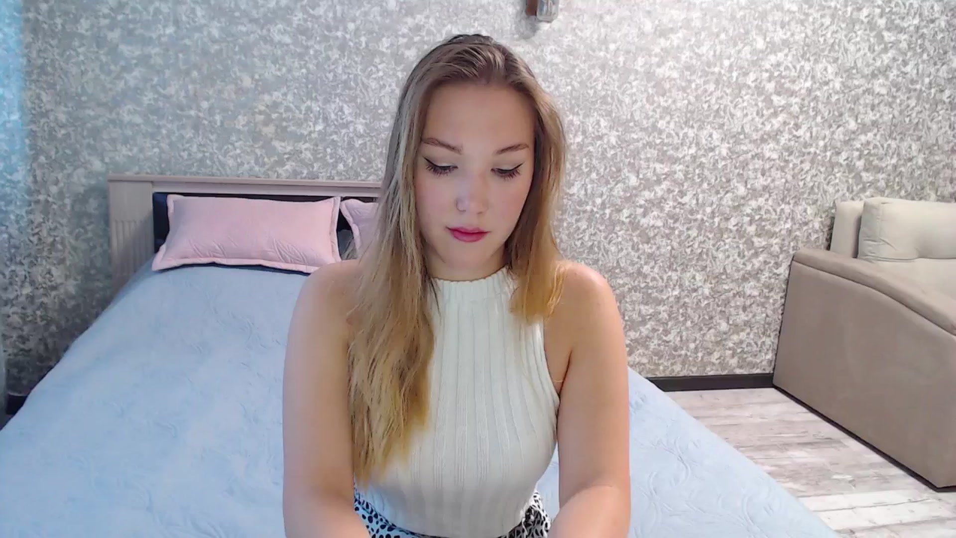 Gallery image thumbnail from Fairy_Moon1's myfreecams stream on, 06/17/2025, 06:17 image 15 of 20