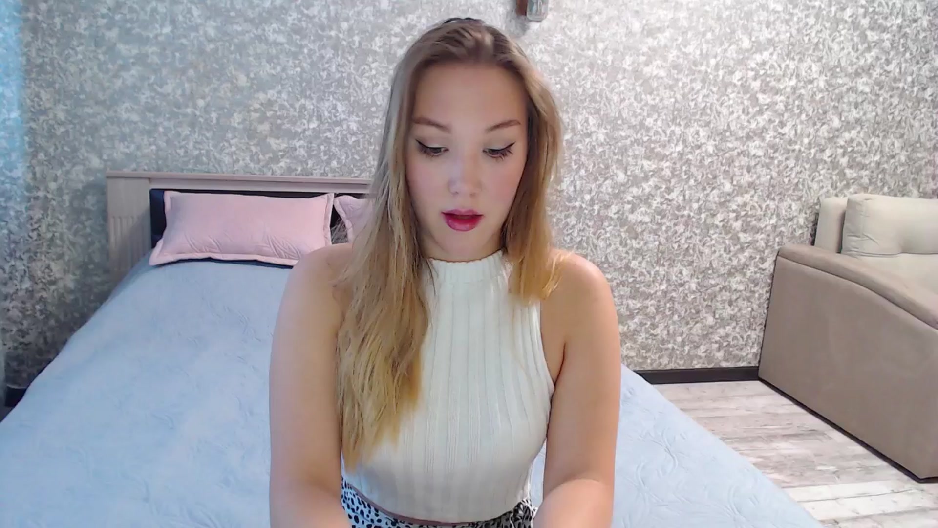 Gallery image thumbnail from Fairy_Moon1's myfreecams stream on, 06/17/2025, 06:17 image 14 of 20