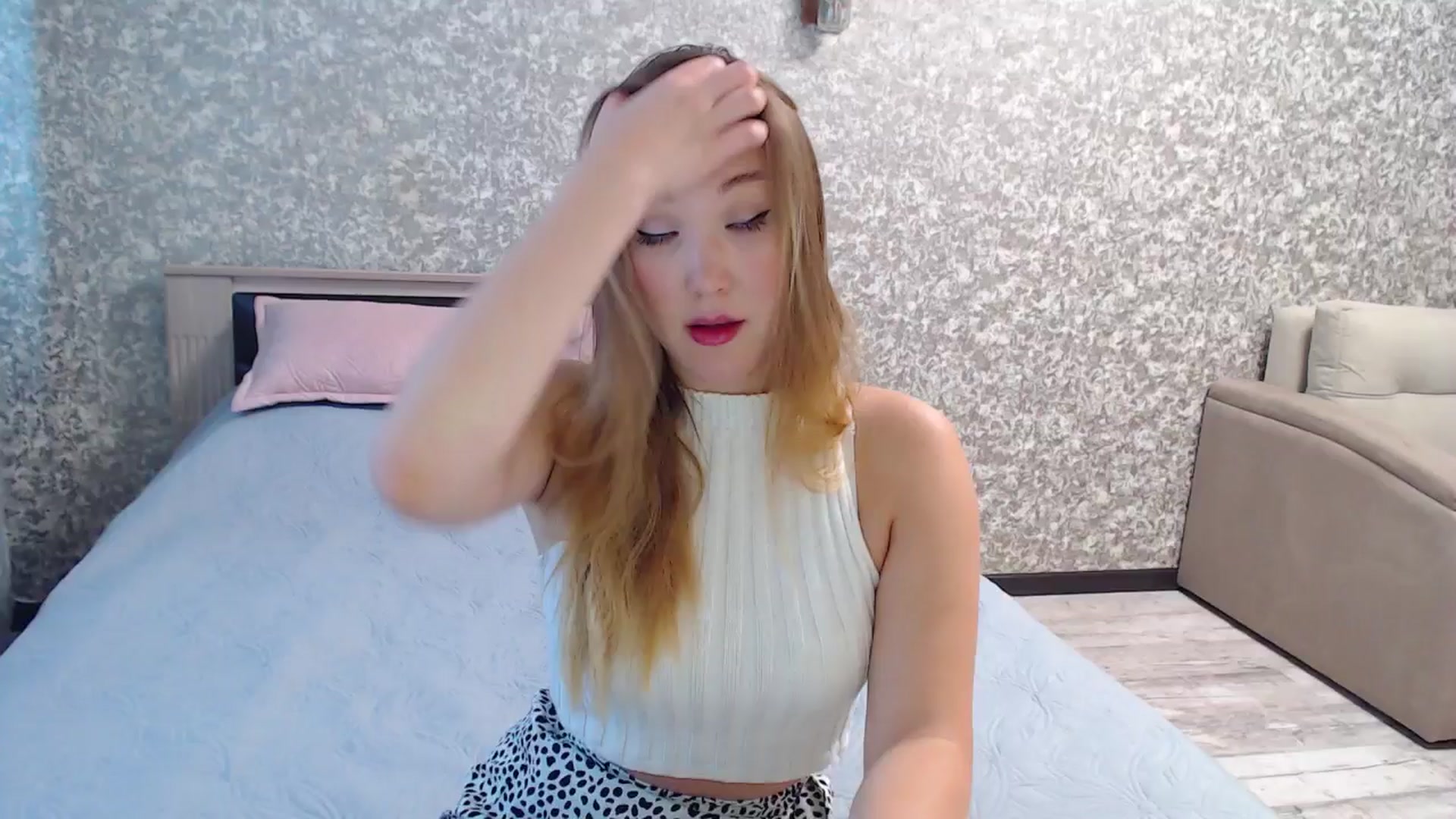 Gallery image thumbnail from Fairy_Moon1's myfreecams stream on, 06/17/2025, 06:17 image 18 of 20