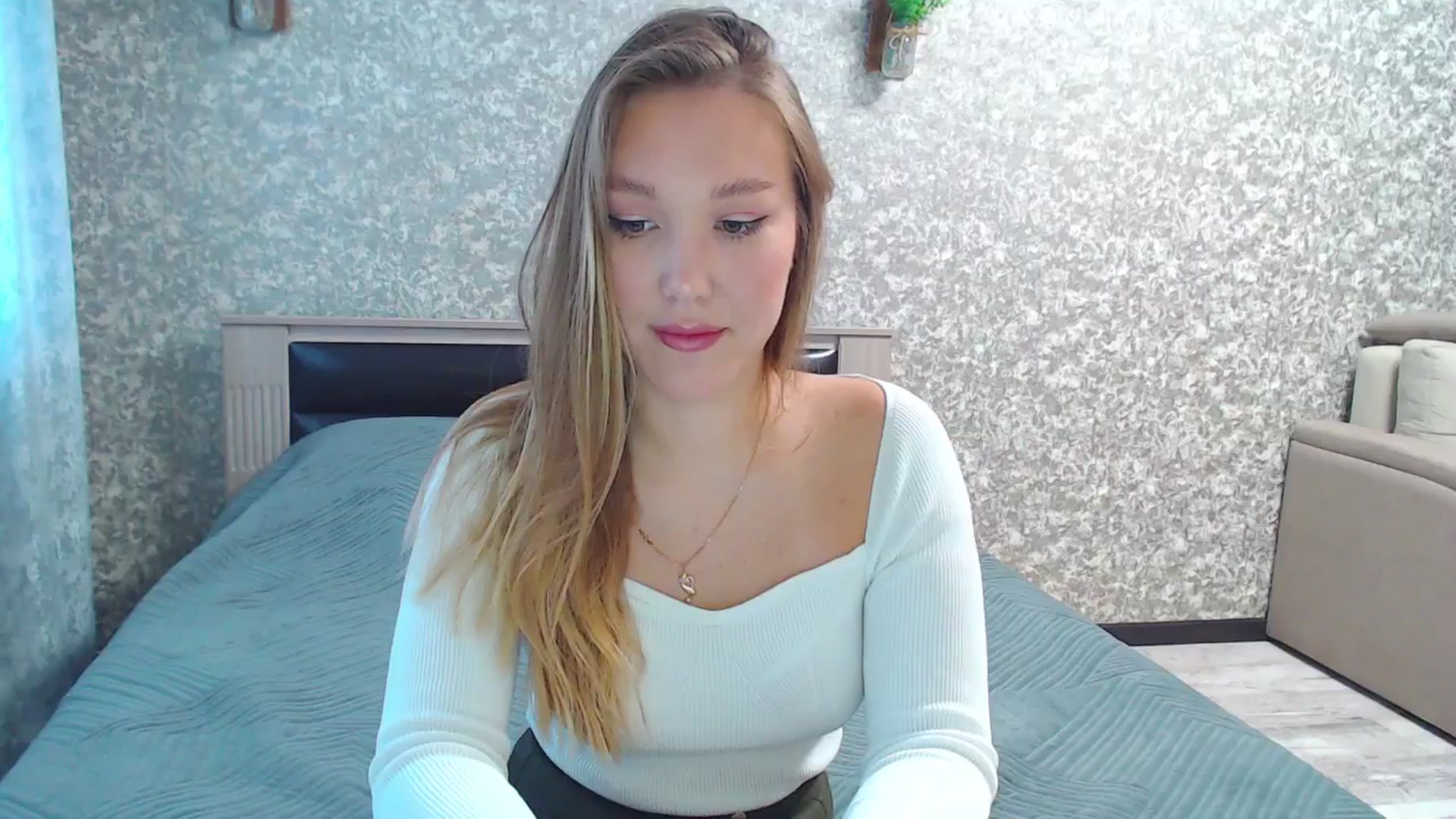 Gallery image thumbnail from Fairy_Moon1's myfreecams stream on, 10/20/2025, 06:02 image 17 of 20