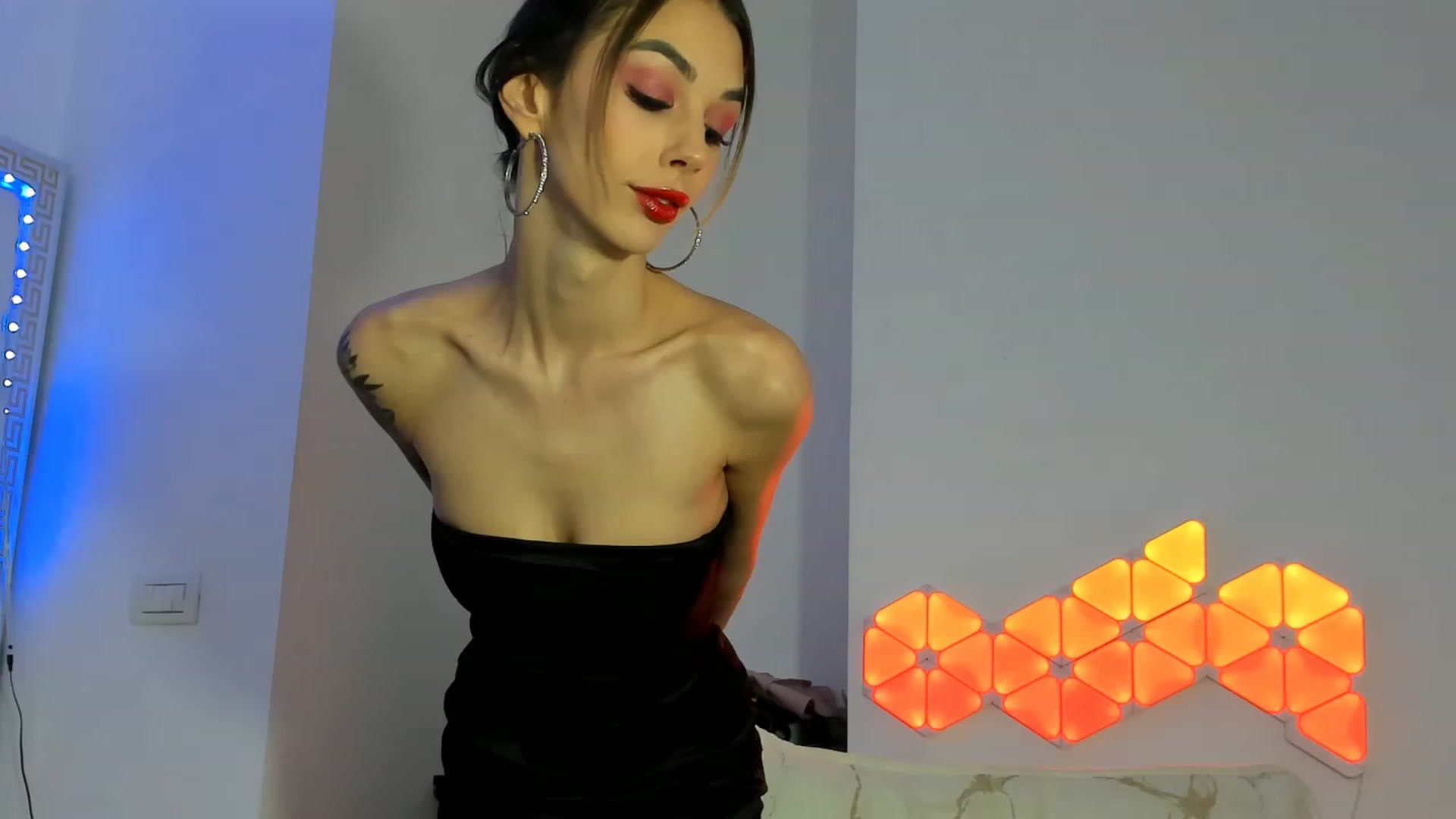 Gallery image thumbnail from Fallingdevil's myfreecams stream on, 11/27/2022, 10:22 image 13 of 20