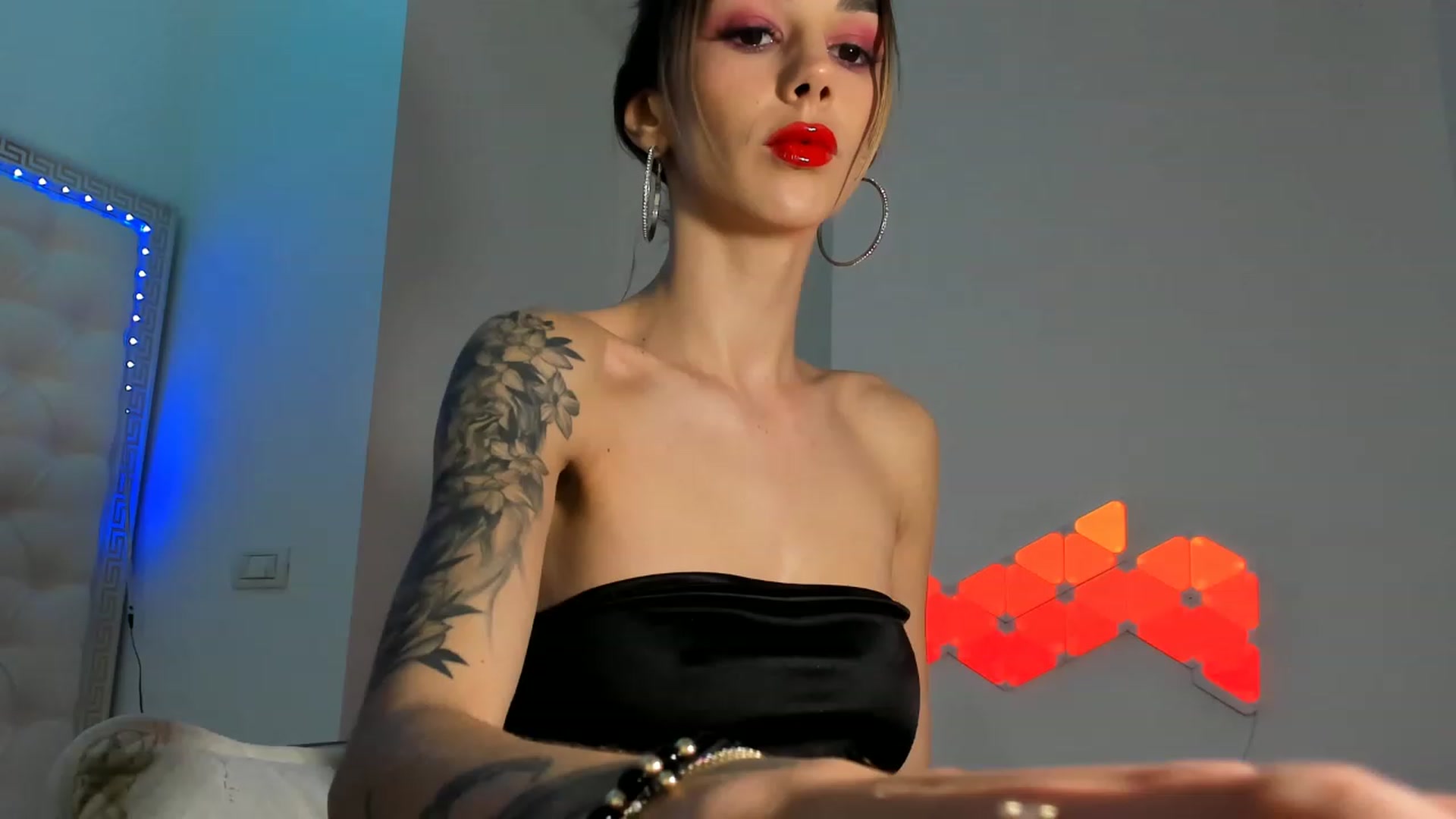 Gallery image thumbnail from Fallingdevil's myfreecams stream on, 11/27/2022, 10:22 image 2 of 20