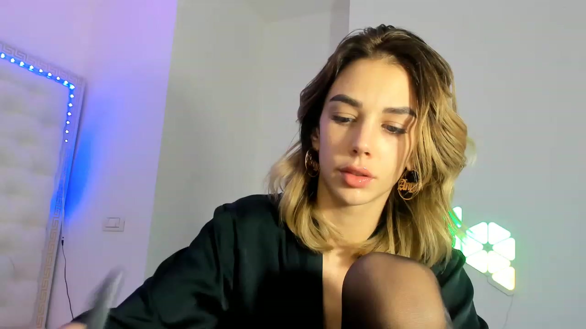 Gallery image thumbnail from Fallingdevil's myfreecams stream on, 12/06/2022, 12:07 image 20 of 20