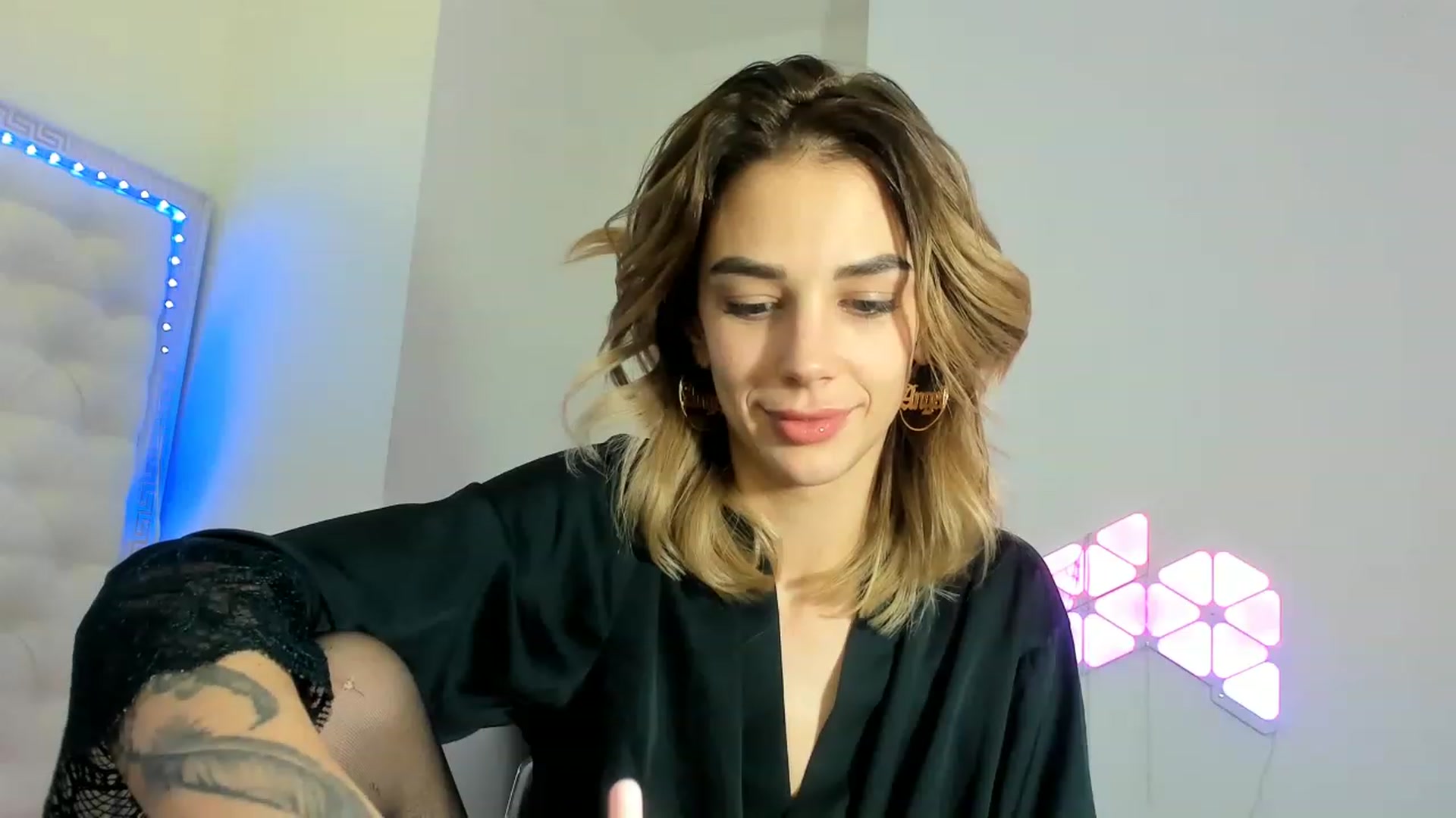 Gallery image thumbnail from Fallingdevil's myfreecams stream on, 12/06/2022, 12:07 image 17 of 20
