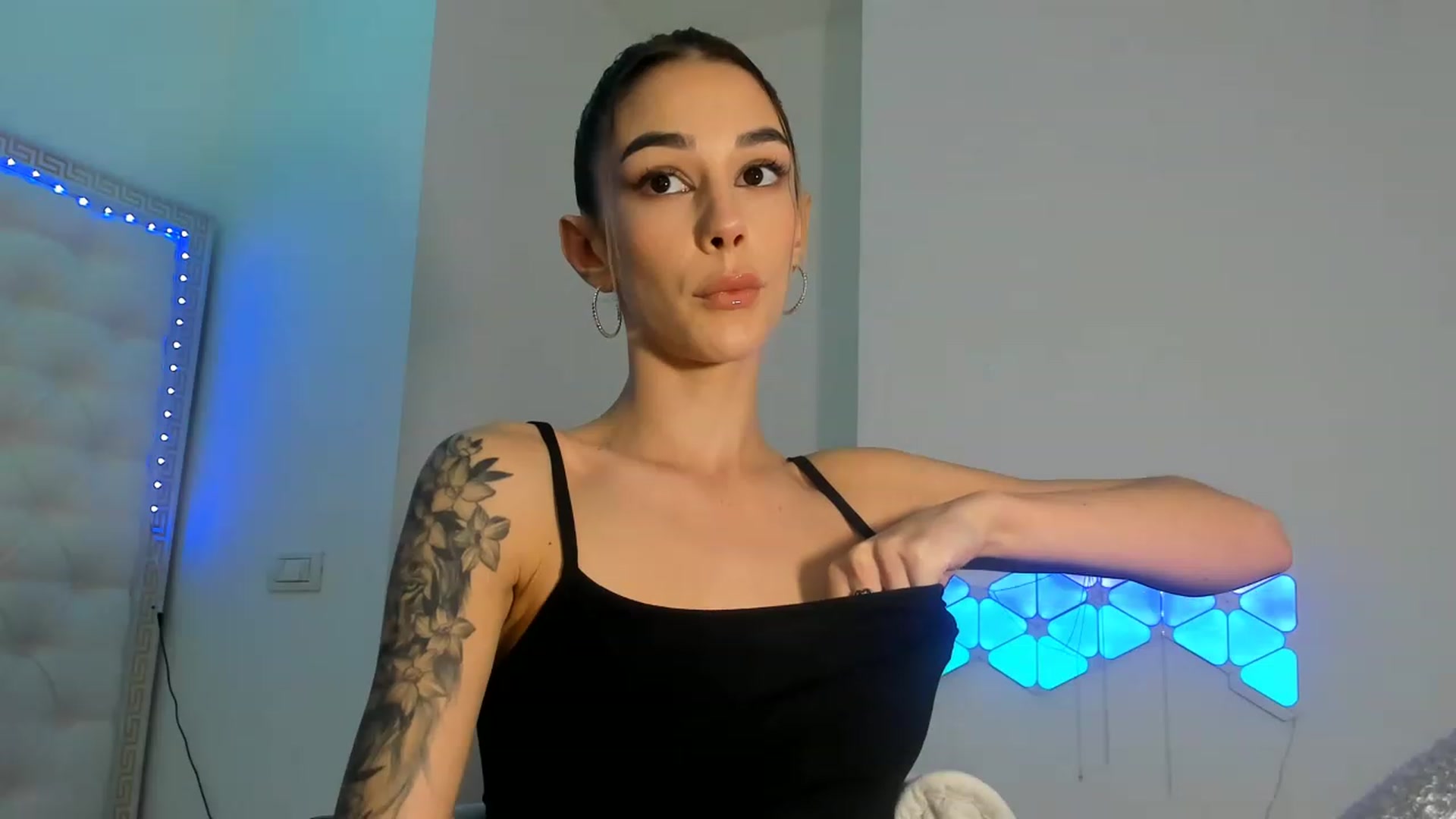 Gallery image thumbnail from Fallingdevil's myfreecams stream on, 12/08/2022, 12:51 image 20 of 20