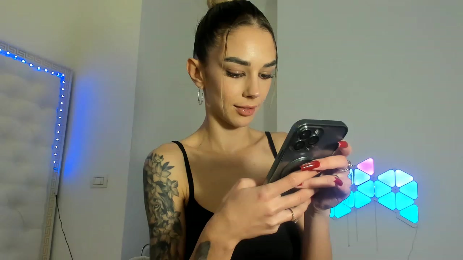 Gallery image thumbnail from Fallingdevil's myfreecams stream on, 12/08/2022, 12:51 image 18 of 20