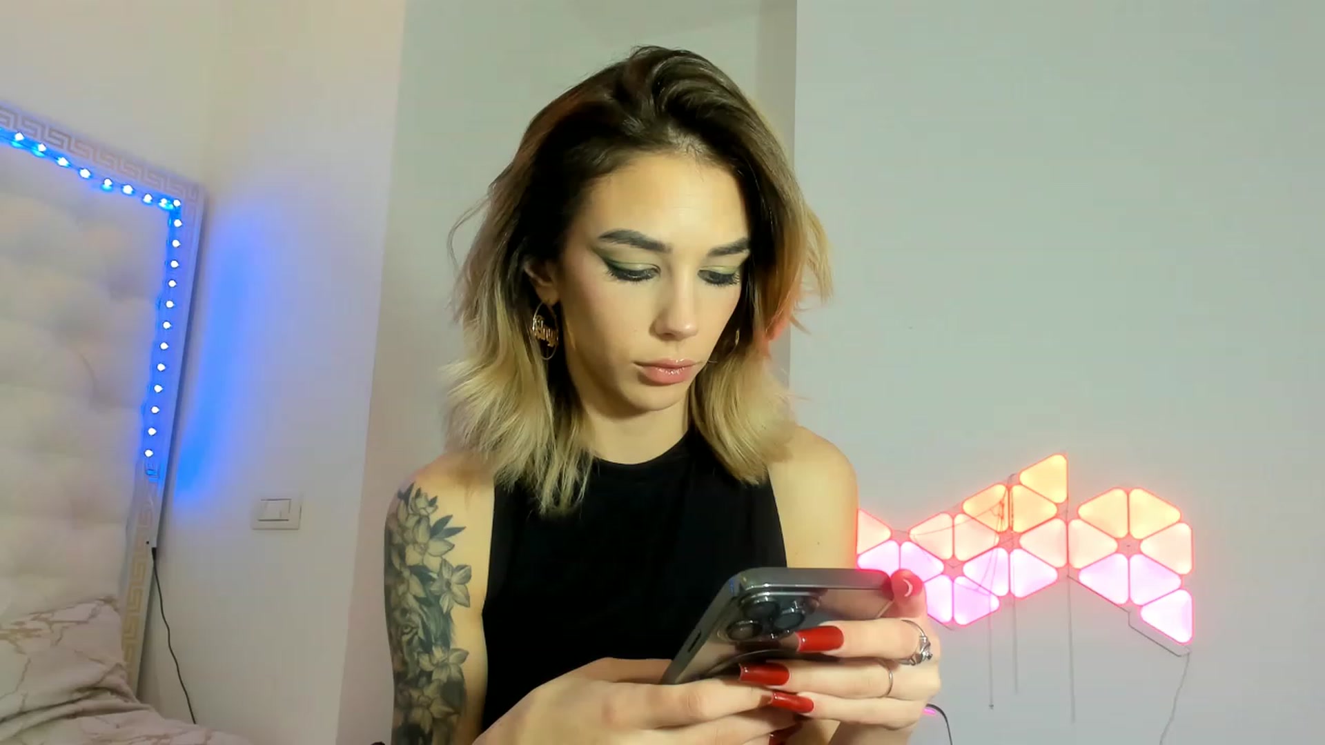 Gallery image thumbnail from Fallingdevil's myfreecams stream on, 12/10/2022, 12:03 image 16 of 20
