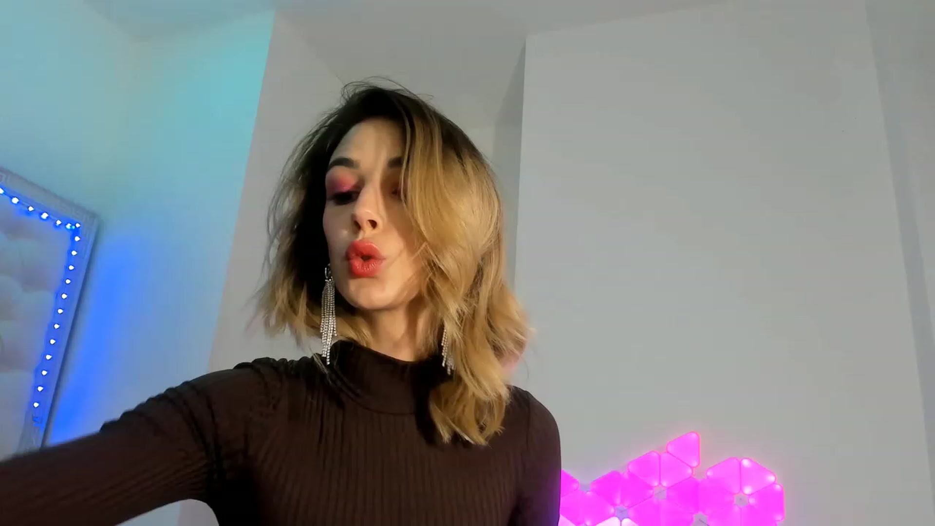 Gallery image thumbnail from Fallingdevil's myfreecams stream on, 12/11/2022, 11:33 image 18 of 20