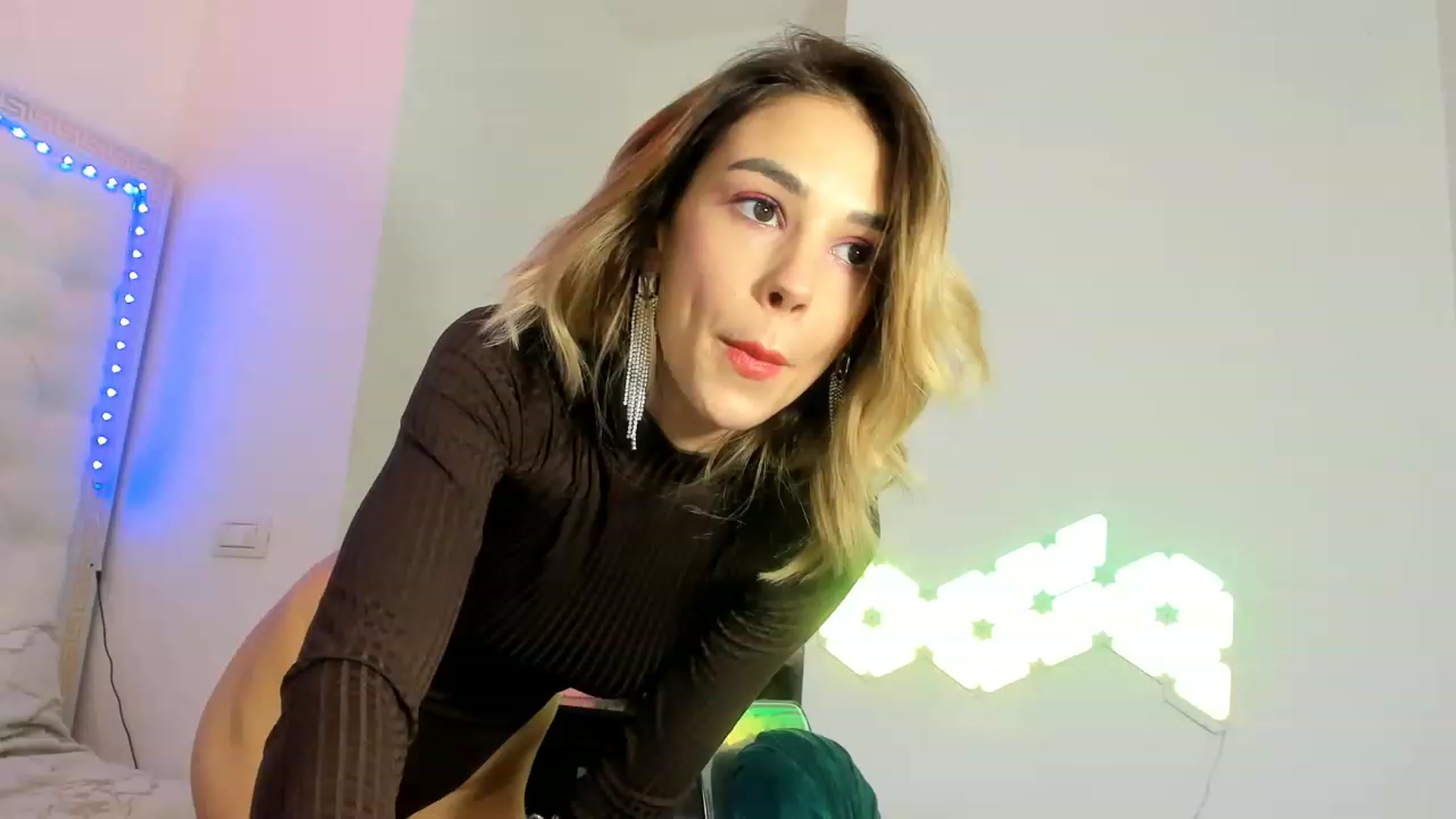 Gallery image thumbnail from Fallingdevil's myfreecams stream on, 12/11/2022, 11:33 image 10 of 20