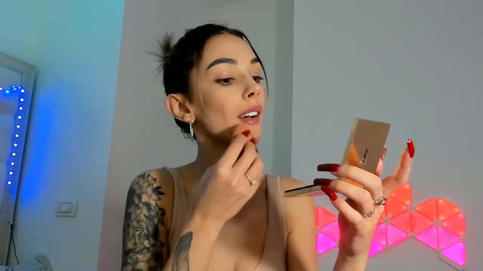 Gallery image thumbnail from Fallingdevil's myfreecams stream on, 12/15/2022, 10:10 image 12 of 20