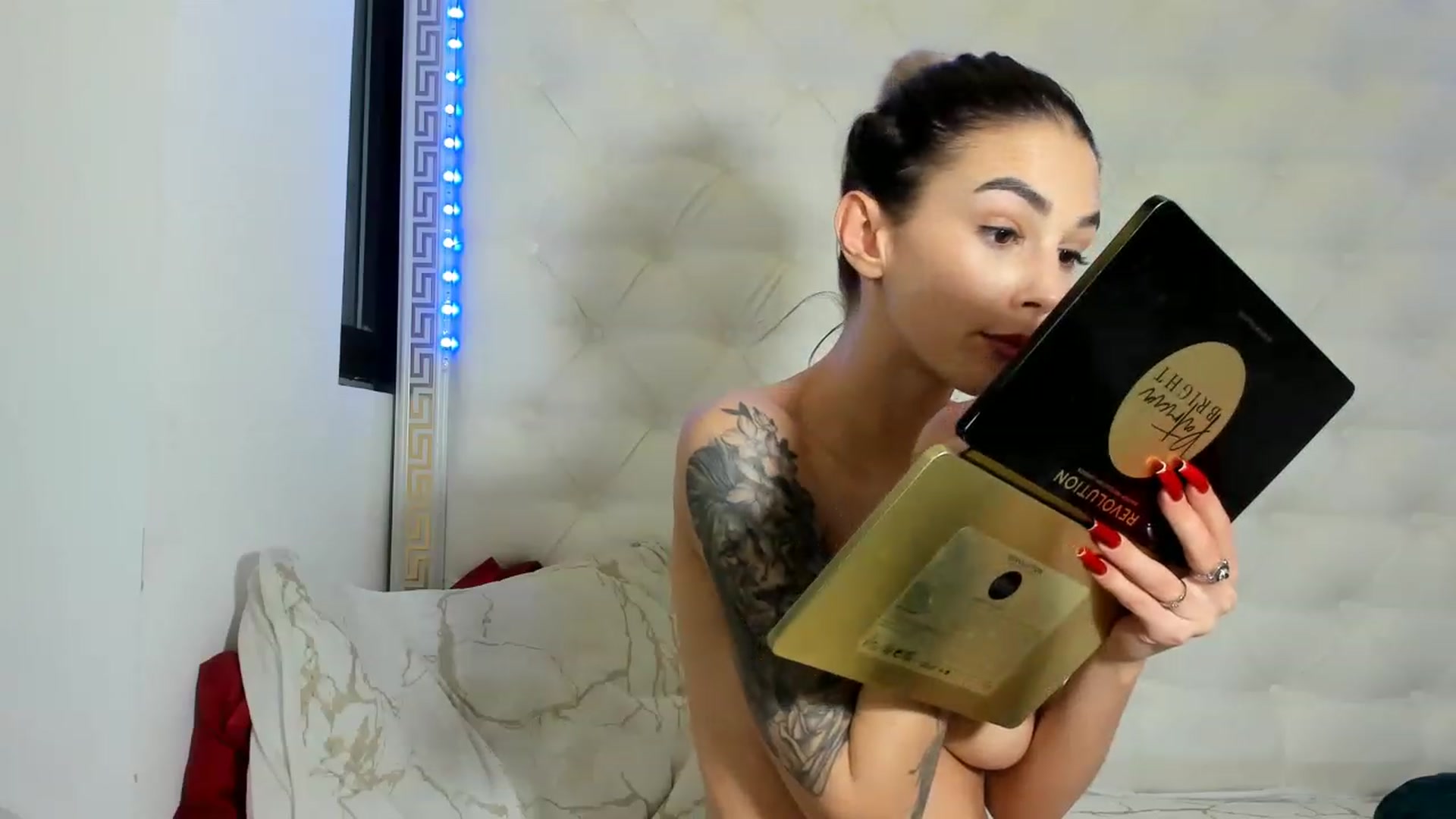 Gallery image thumbnail from Fallingdevil's myfreecams stream on, 12/17/2022, 14:23 image 16 of 20