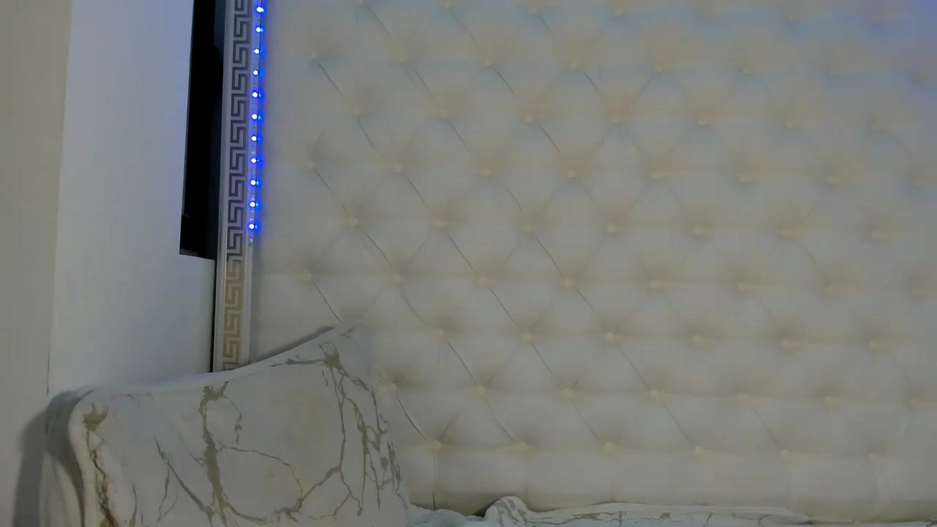 Gallery image thumbnail from Fallingdevil's myfreecams stream on, 12/26/2022, 12:43 image 12 of 20