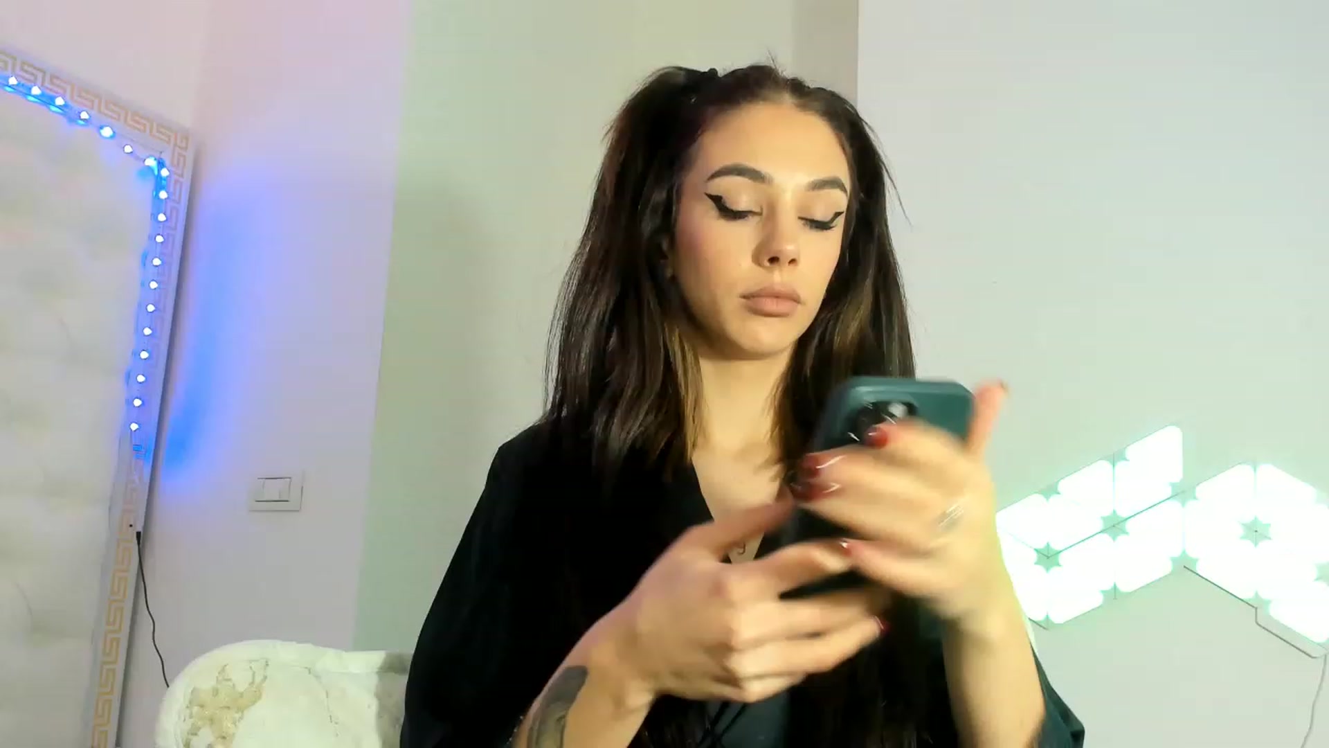 Gallery image thumbnail from Fallingdevil's myfreecams stream on, 01/07/2023, 10:37 image 15 of 20