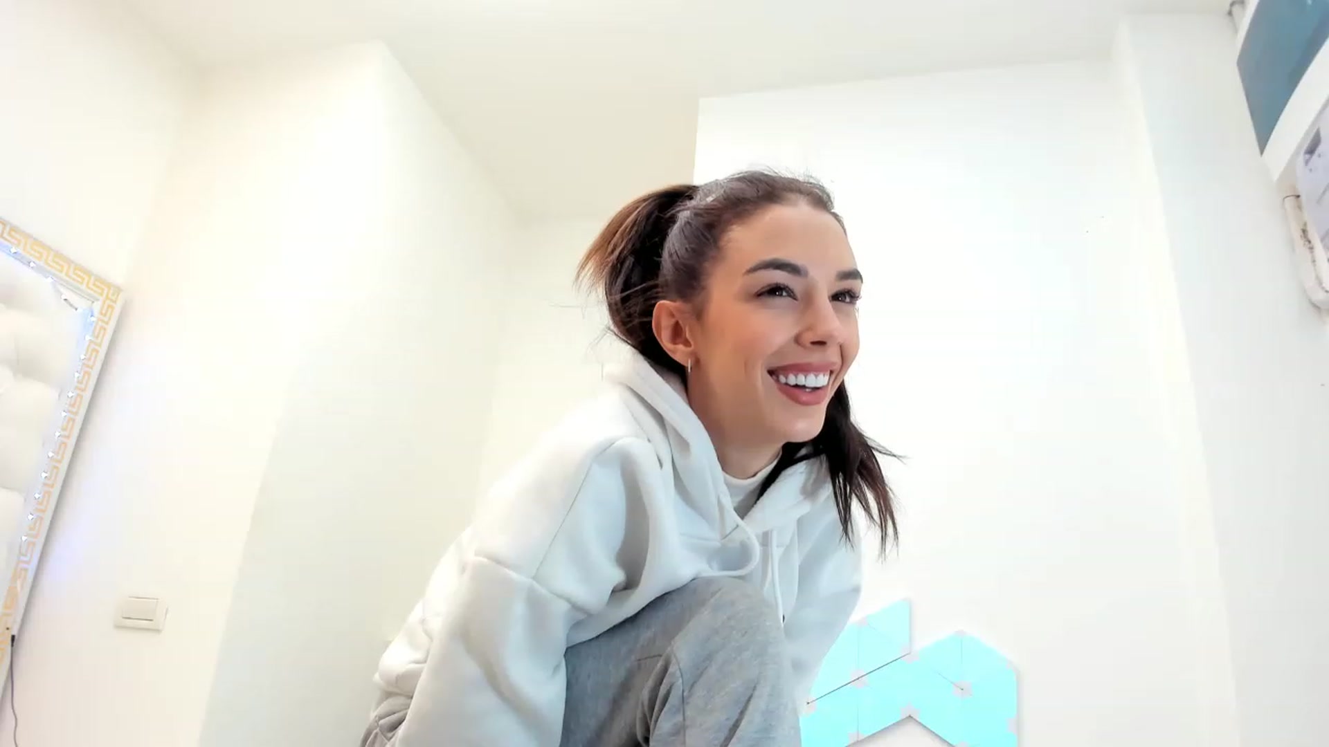 Gallery image thumbnail from Fallingdevil's myfreecams stream on, 01/08/2023, 13:50 image 19 of 20