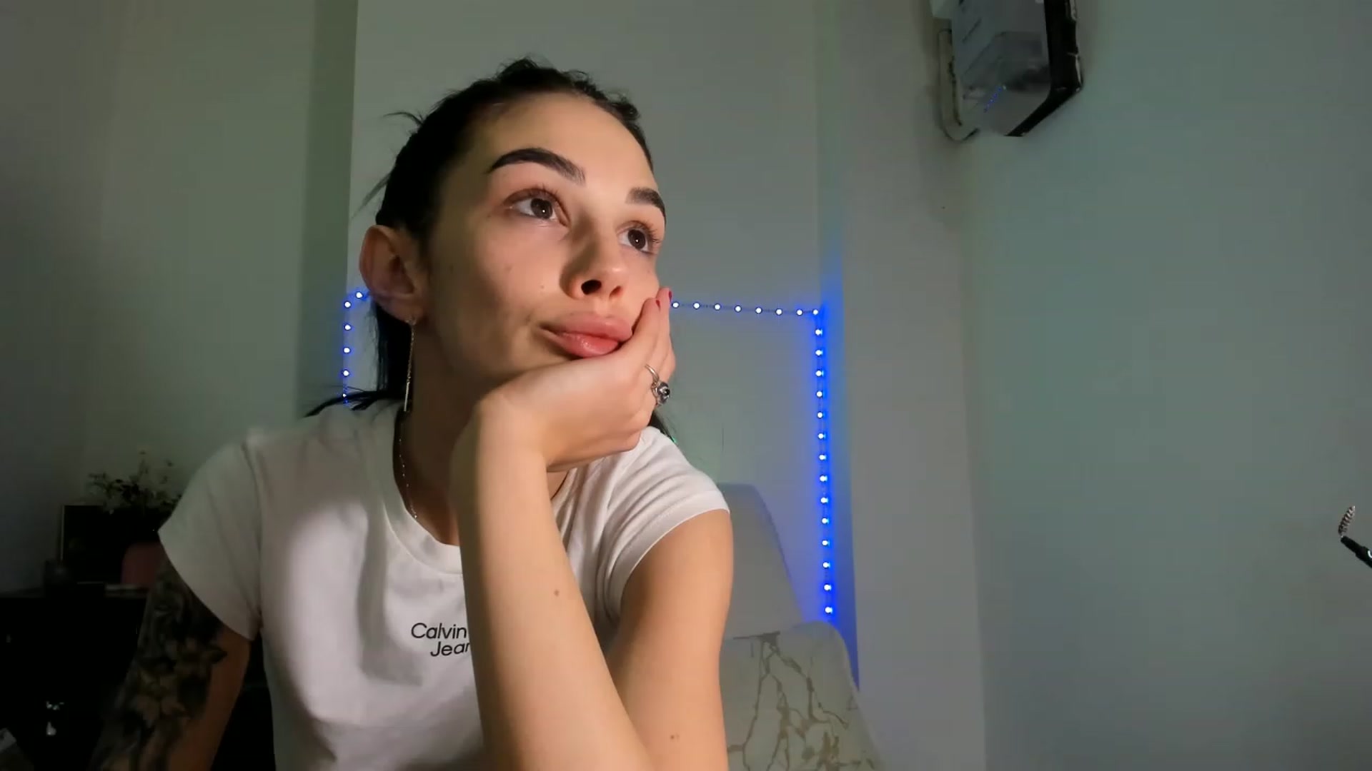 Gallery image thumbnail from Fallingdevil's myfreecams stream on, 01/31/2023, 16:56 image 17 of 20