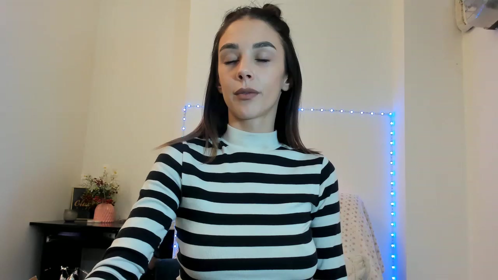 Gallery image thumbnail from Fallingdevil's myfreecams stream on, 02/15/2023, 08:32 image 17 of 20