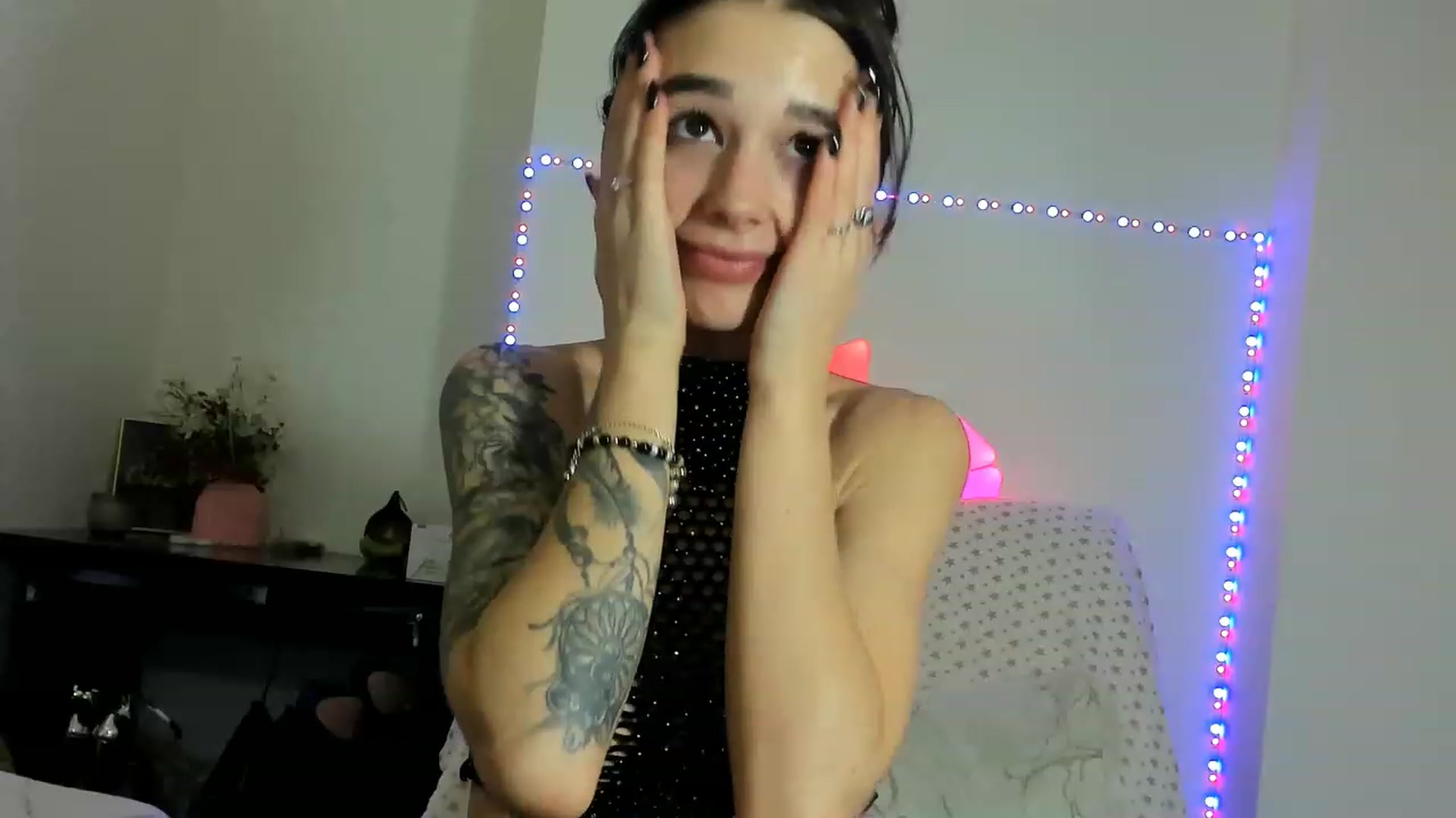 Gallery image thumbnail from Fallingdevil's myfreecams stream on, 02/18/2023, 11:28 image 19 of 20