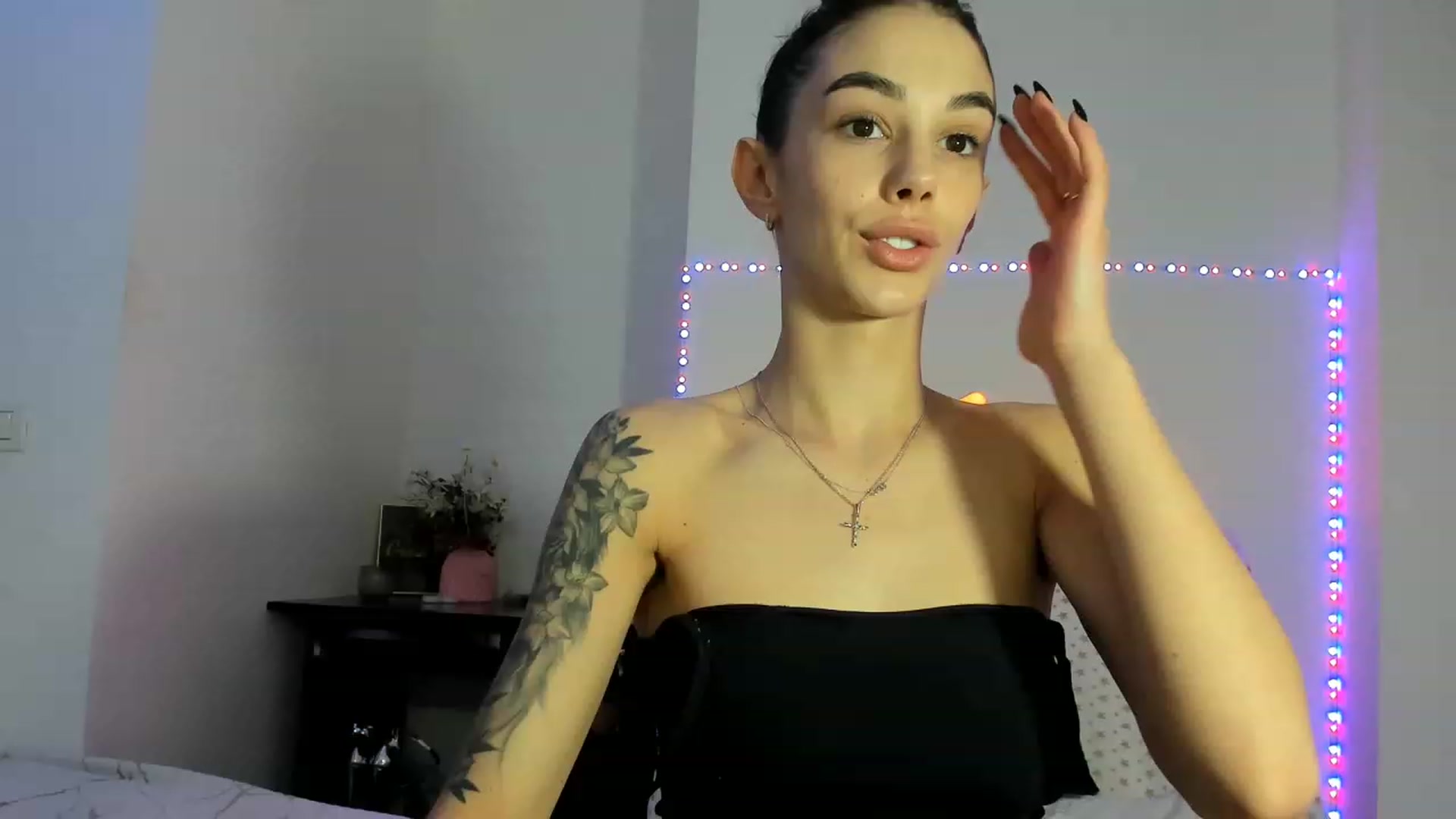 Gallery image thumbnail from Fallingdevil's myfreecams stream on, 02/20/2023, 10:56 image 19 of 20