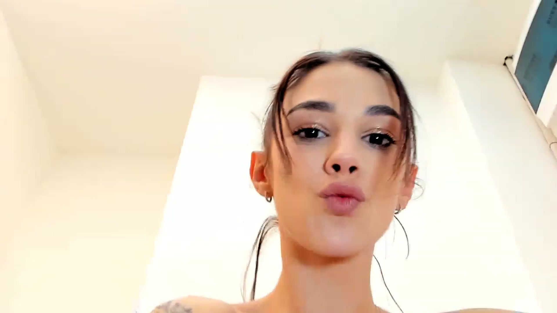 Gallery image thumbnail from Fallingdevil's myfreecams stream on, 03/18/2023, 12:46 image 8 of 20