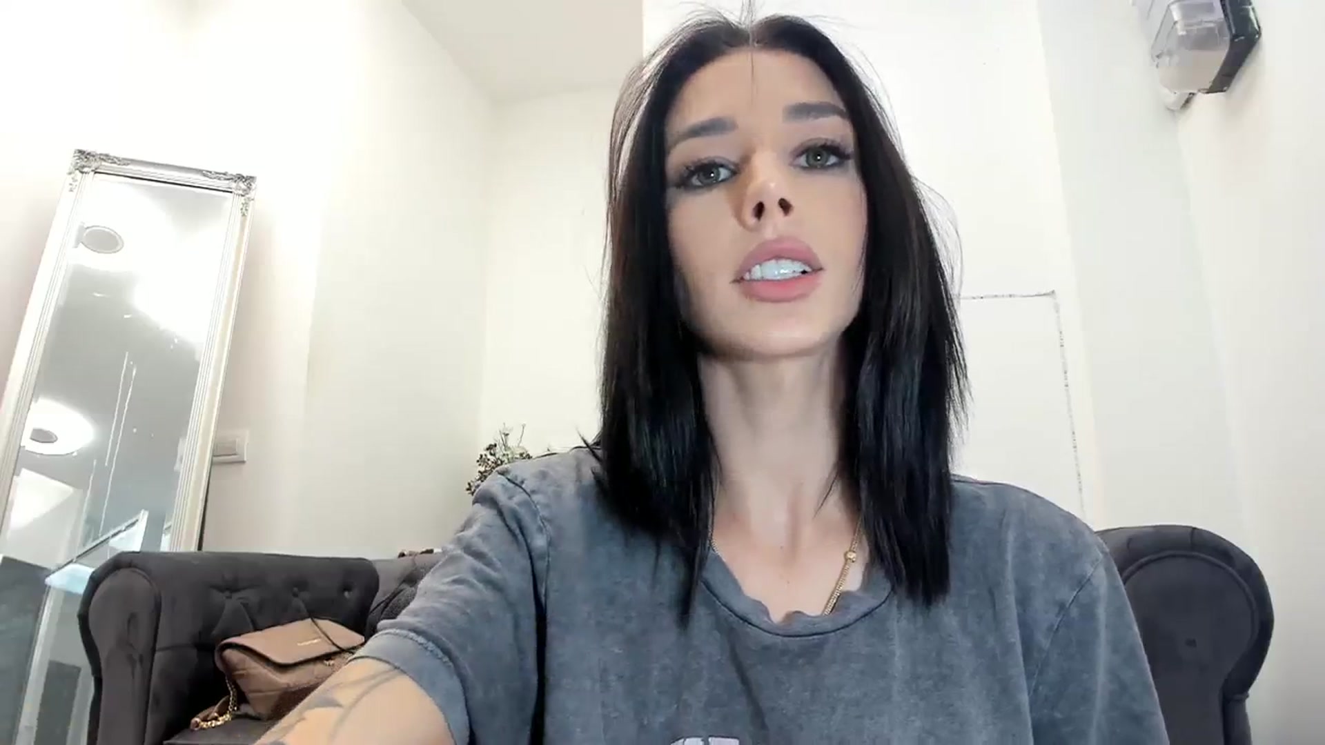 Gallery image thumbnail from Fallingdevil's myfreecams stream on, 10/24/2023, 22:57 image 5 of 20