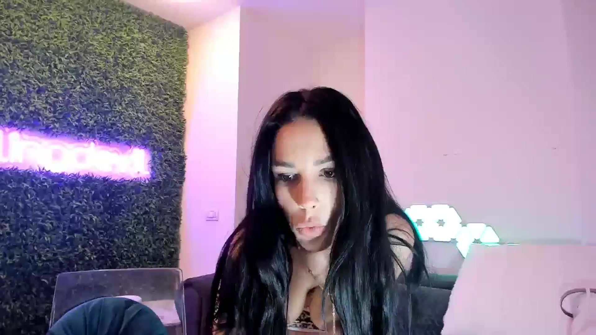 Gallery image thumbnail from Fallingdevil's myfreecams stream on, 11/27/2024, 12:54 image 18 of 20