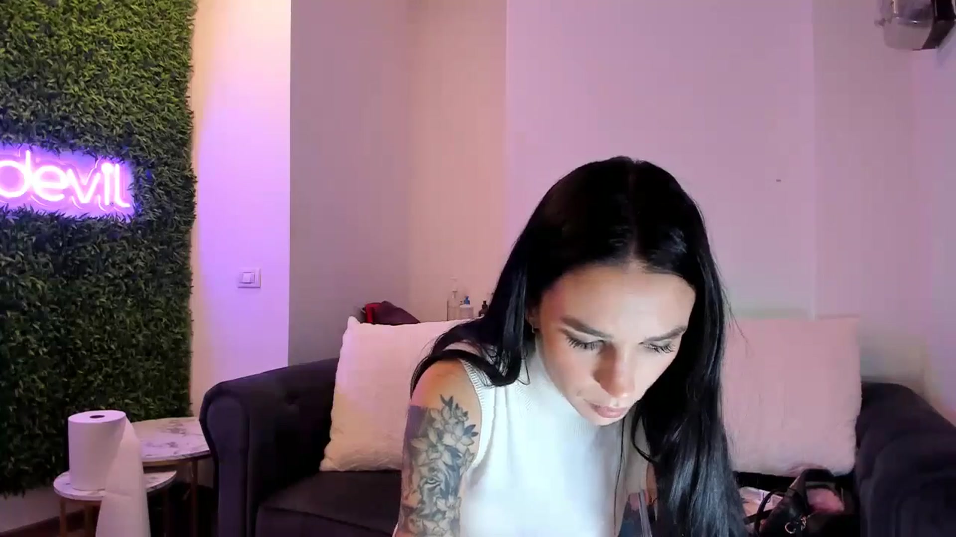 Gallery image thumbnail from Fallingdevil's myfreecams stream on, 11/27/2024, 14:14 image 18 of 20