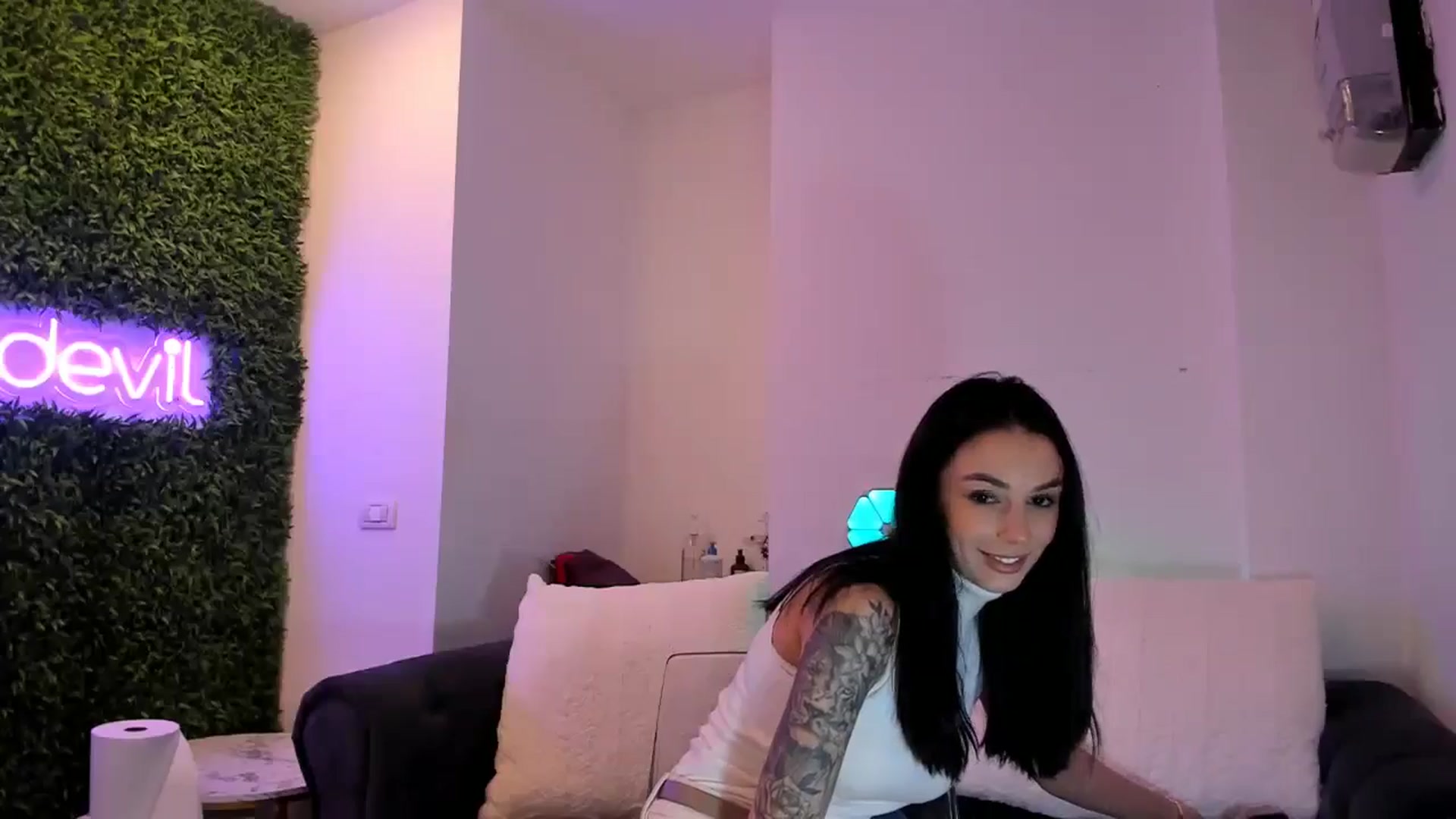 Gallery image thumbnail from Fallingdevil's myfreecams stream on, 11/27/2024, 14:14 image 2 of 20