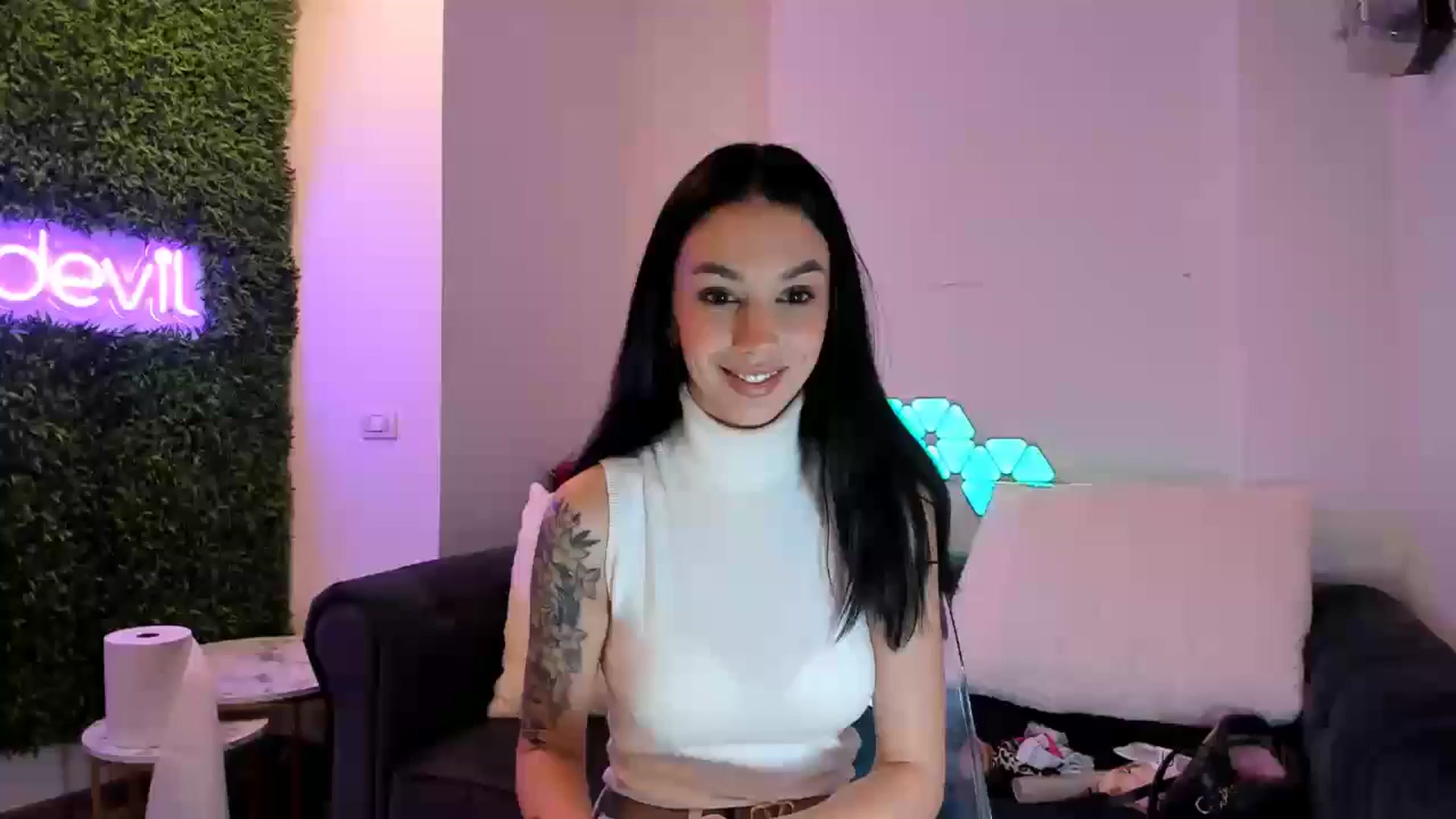 Gallery image thumbnail from Fallingdevil's myfreecams stream on, 11/27/2024, 14:14 image 17 of 20