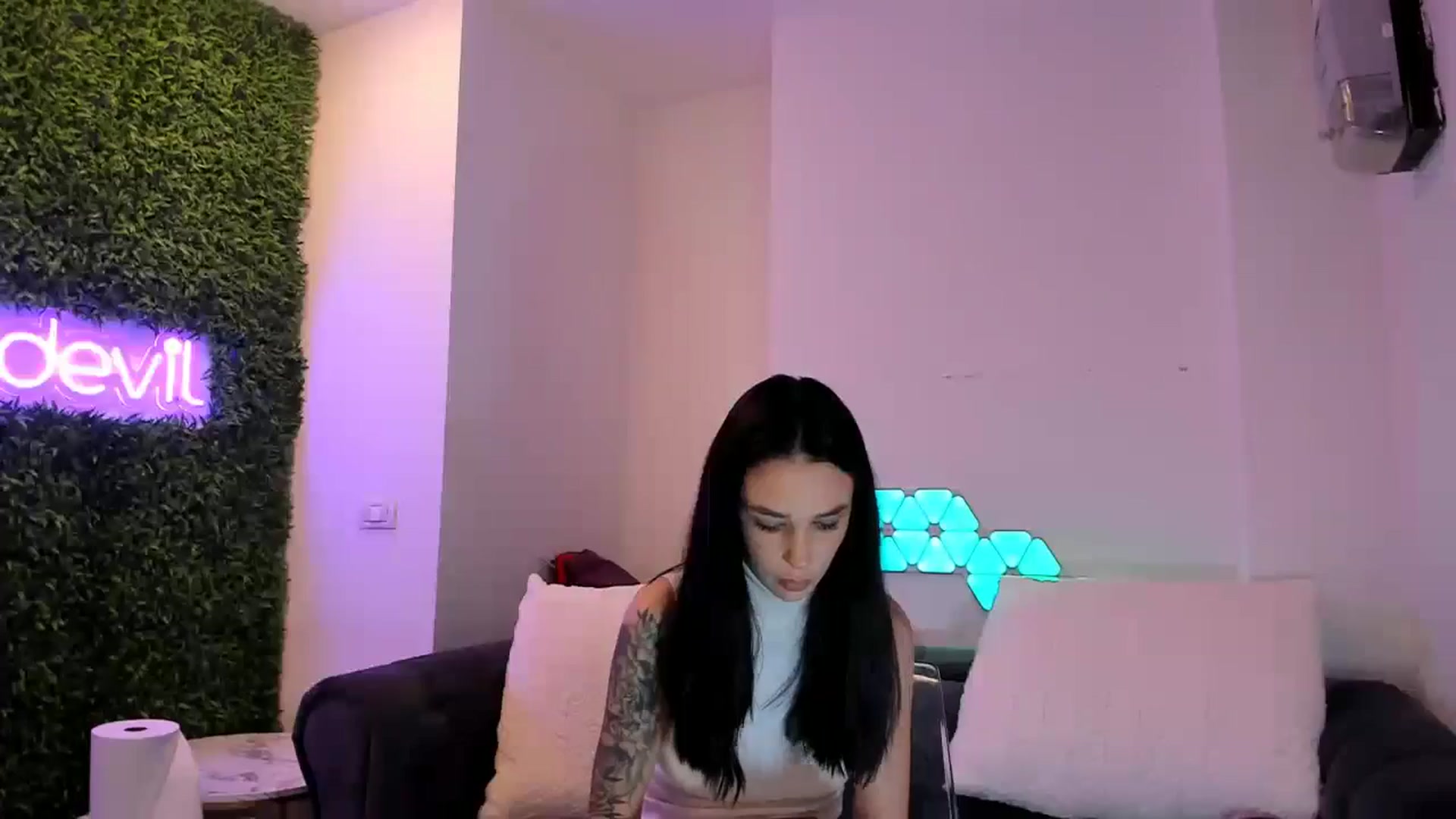 Gallery image thumbnail from Fallingdevil's myfreecams stream on, 11/27/2024, 14:14 image 6 of 20